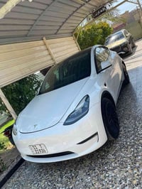 للبيع تيسلا Y موديل 2023 وارد امريكي صبغ صفحه وجزه من البنيد بدون دواخ...