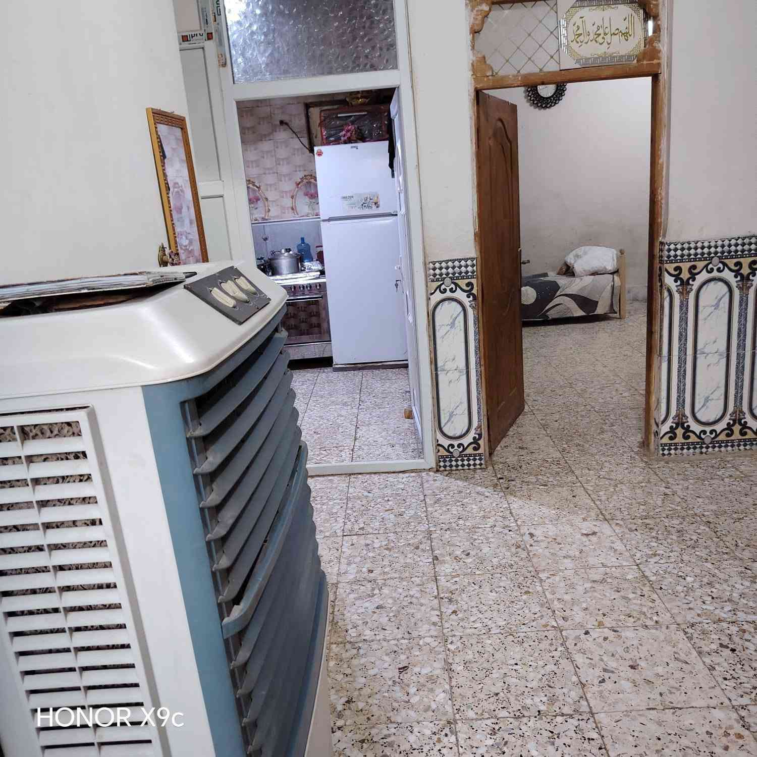 بيت مساحه 100 مطار شارع علكم شبلي نهايه شارع حاتم الخير بشارع مقرنص ثاني 
يحتوي على غرفه 4×5
استقبال4×6
صاله4×5
مطبخ 3× 3
حمام داخلي و خارجي 
مكشوفه للاستفسار زورو مكتب الغريري ركن شارع حاتم الخير ***********سيد احمد
السعر 27

نص مكتوب في الصور:
- HONOR X9c
