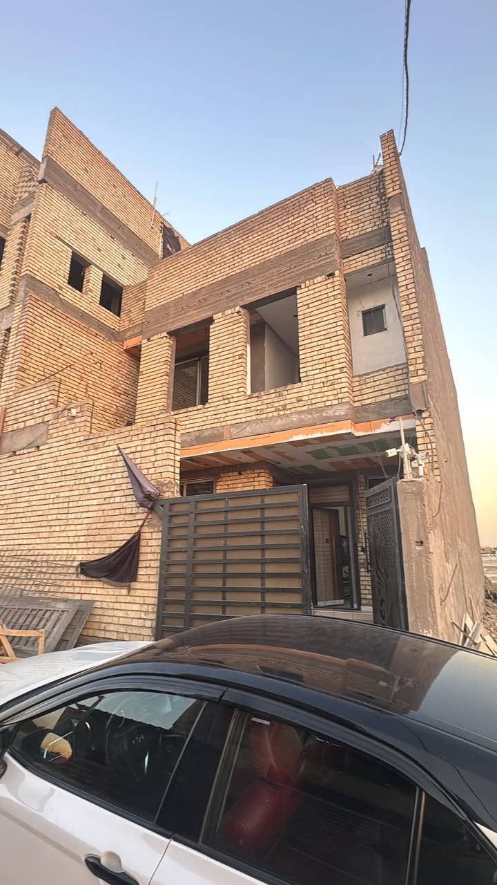 السلام عليكم يوجد دار في منطقة الدوره كراره ملك صرف سكني ١٥٠ متر وجه ٧ ونص نزال ٢٠ بناء جديد ٢٠٢٥ السعر مناسب جدا البيع مستعجل 
***********
