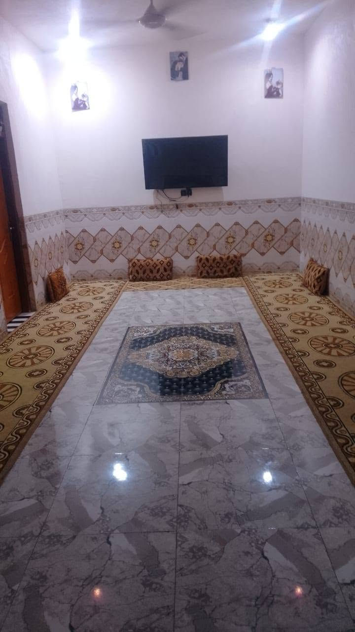 السلام عليكم بيت لبيع مساحه 200يتكون من غرفه عدد2وهول ومطبخ ومدخل ودوانيه ودرج وساحه  بيت شغل درجه اوله ع طريق العكيكه سايدين  من محطه اغار ابو جميل جخور بكاع ال طعمه شراي يتصل ع هاذه رقم 
***********
