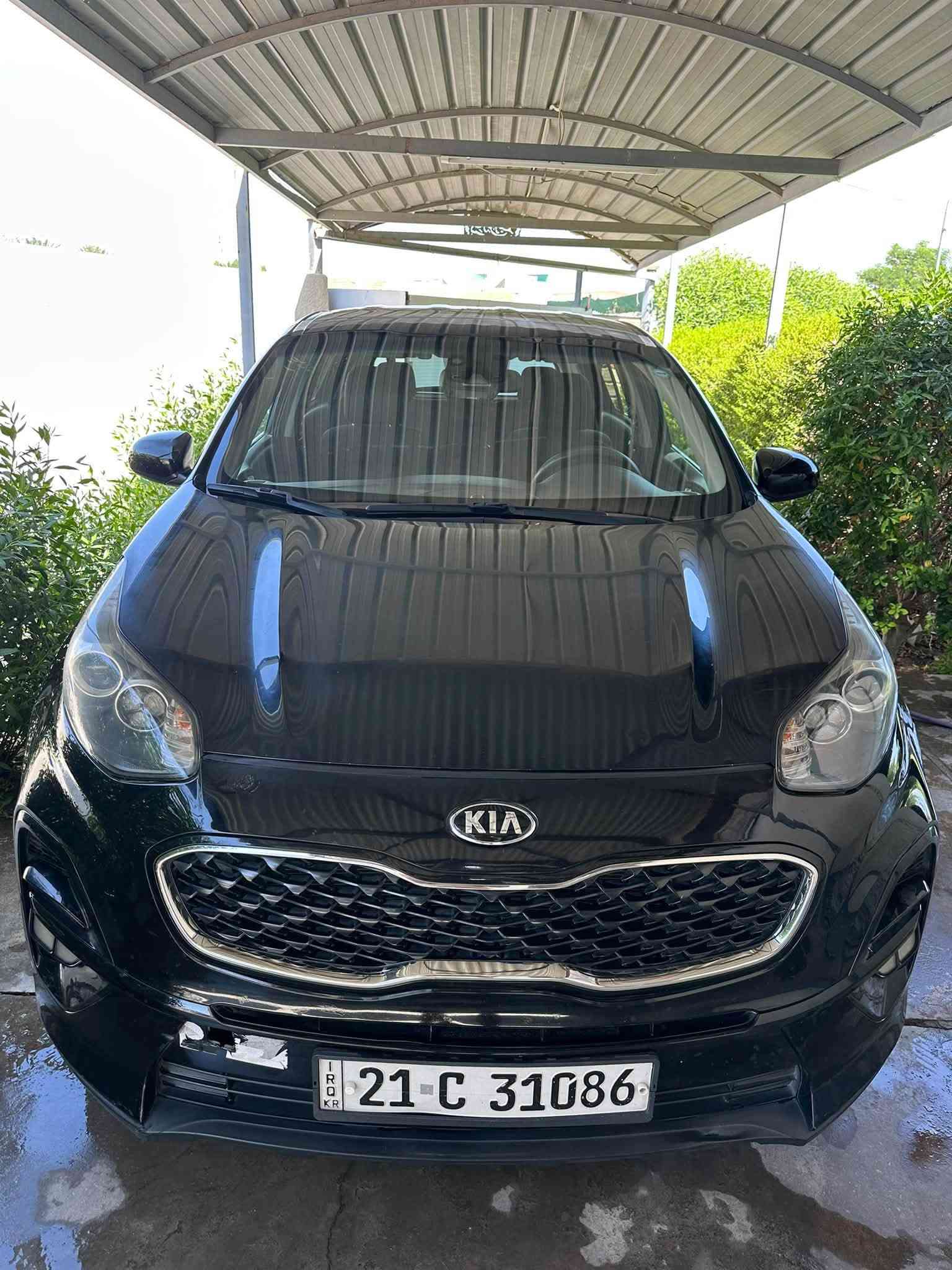 🚗 كيا سبورتج - وارد أمريكي 🚗
المواصفات والتفاصيل:
 النوع: كيا سبورتج (Kia Sportage).  
 اللون: أسود ملكي نظيف جداً.  
 المسافة المقطوعة: 93 ألف ميل.
 المواصفات: وارد أمريكي.
 الرقيم: أربيل (أرقام إقليم كردستان).  
 الحادث: بسيط جداً (قبق جنطة فقط) وباقي السيارة بشرط النظافة.  
 الداخلية: دواخل مخمل أسود بحالة ممتازة ونظيفة جداً.  
 السعر: 155 ورقة ($15,500) وبها مجال بسيط للجادين.
📞 للتواصل والاستفسار: ***********
