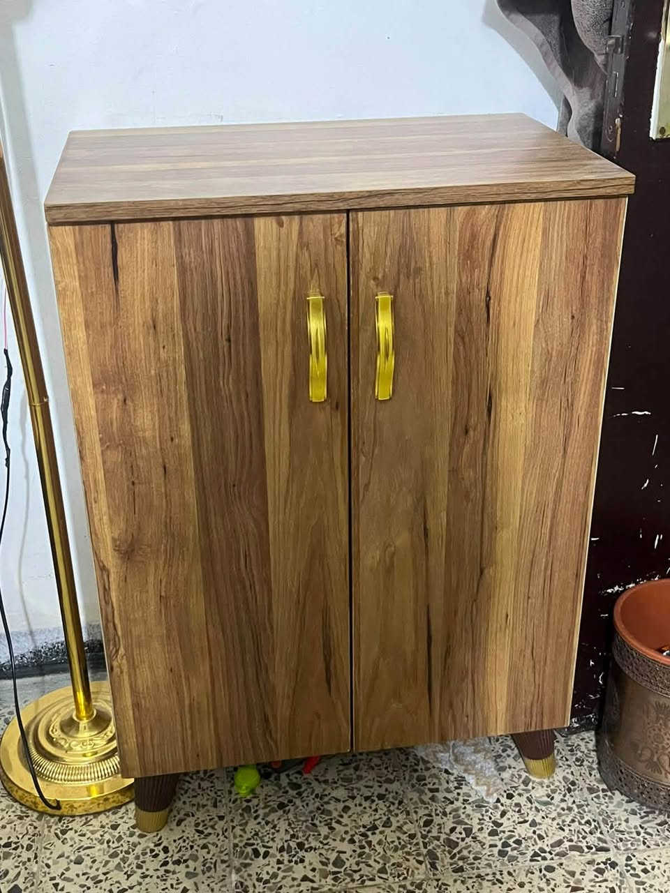 سلام عليكم غرفه نفر واحد كلش نضيفه  خزن بابين وجزامه وميز  صغير سعرها  200 وبيها مجال   مكاني بغداد حي الاعلام ***********
