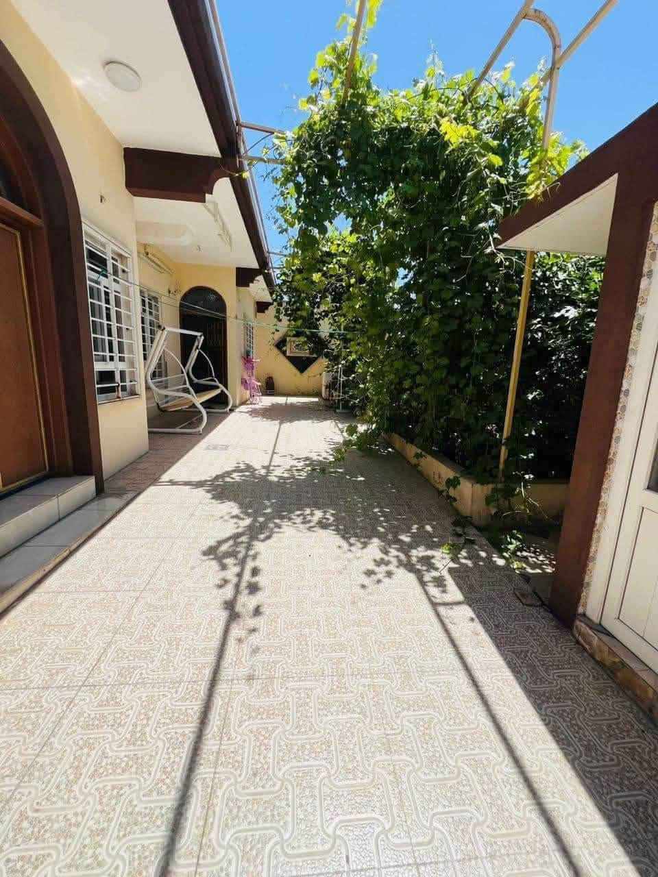 🏡 دار ركن للبيع + 5 محلات مؤجرة 🏡

الموقع: حي الملايين الأولى - قرب جامع الحسنين.

 المساحة: 403 م² (واجهة 15 م ركن).

 السند: بستان ملك صرف.

 الوارد: 5 محلات تجارية مؤجرة بـ (625 ألف شهرياً) 💵.

📌 تفاصيل البناء (طابقين):

 الأول: 3 غرف نوم، استقبال، هول، مطبخ، صحيات، كراج، حديقة.

 الثاني: 3 غرف نوم، هول، صحيات، بيتونة.

📞 للاستفسار:

*********** | ***********
