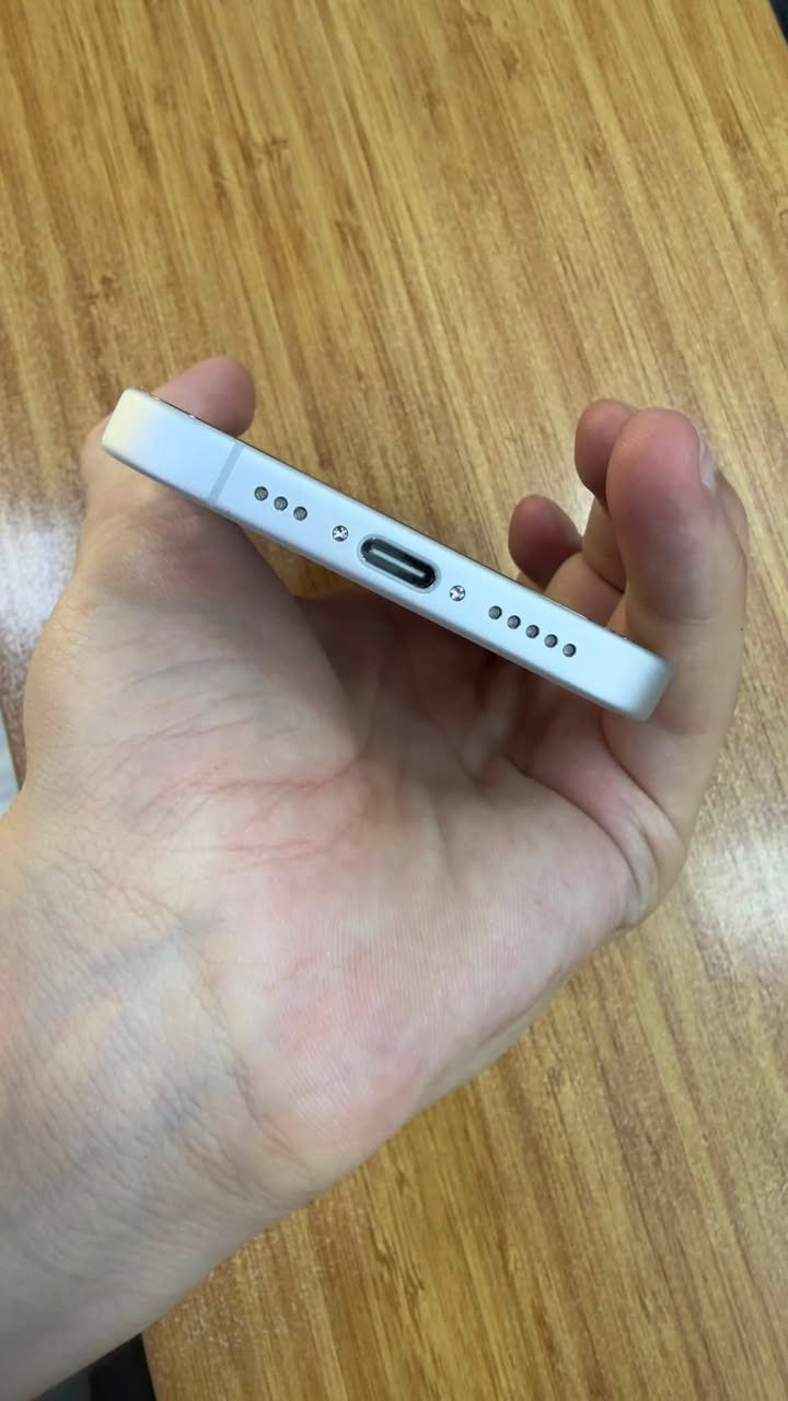 ايفون 17 عادي
ذاكره 256GB - بطارية 100 - عدد دورات 6
ابيض بعده بالضمان مشتغل 2026/6/9
مكاني بغداد البنوك
***********
