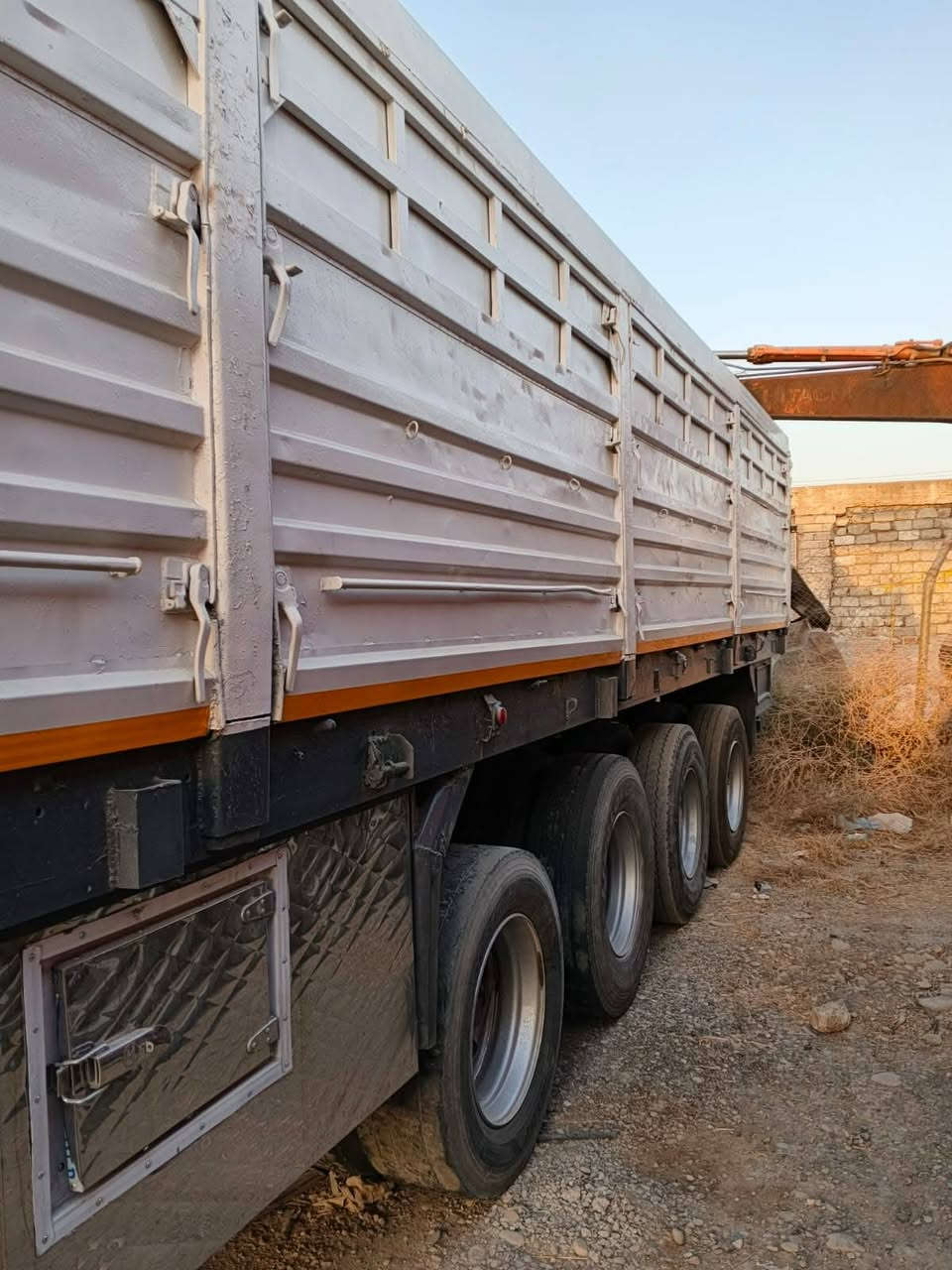 السلام عليكم للبيع بودي اربع محاور ثنين رفاع الطول 12 ارتفاع 160 مكفول من كسر وفطر طخم تاي جديد السعره ٨٥ وبيها مجال رقم ***********8/***********
