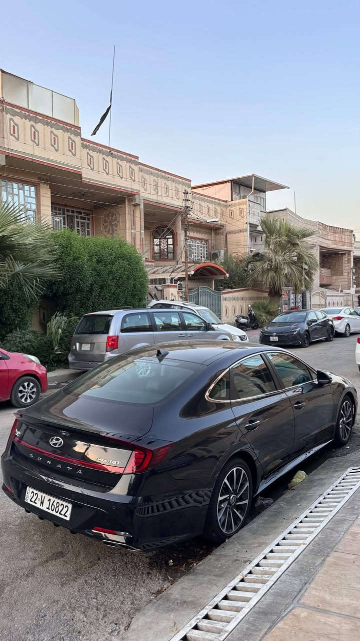 ✨ هيونداي سوناتا 2023 - فول مواصفات (Limited) ✨1600 تيربو 
لأصحاب الذوق الرفيع وباحثي الفخامة والتكنولوجيا الحديثة! 🚗💨
📋 المواصفات والميزات الرئيسية:
 🚘 الموديل: 2023
 🎨 اللون: اسود كذاب ع بيتنجاني 
 🛠 الفئة: limited 
⚡ التصميم والتكنولوجيا:
 ☀️ سقف بانوراما لإطلالة قيادة ممتازة
 🖥 شاشة لمس كبيرة تدعم Apple CarPlay و Android Auto
 📟 عدادات ديجيتال (عداد رقمي) بالكامل
 💺 كوشن (مقاعد) جلد + نظام تبريد وتدفئة المقاعد
 🔑 تشغيل بصمة + تشغيل عن بُعد+ تمشي بلريمونت امام وخلف 
🛡 الأمان وأنظمة الرادار المتطورة:
 📸 كاميرا امامية وخلفية عالية الدقة
 🚨 رادار أمامي وخلفي للوقاية من التصادم 
 🛣 نظام تحديد الحارة والمسار (Lane Keep Assist)
 👁‍🗨 رادار النقطة العمياء (Blind Spot Monitor)
⚙️ معلومات الحادث والسعر:
 🔧 بنيد مبدل +بارد بيت الجاملغ والباب وموضح بصور الحادث   
بدون اي دواخل بدون ايرباك ولا واحد طاك كلهن سليمات) 
(188 ورقة) —  💵
بغداد جكوك
مرقمة اربيل تحويل للمشتري او وكالة عامة
***********
واتساب او الاتصال عالرقم
