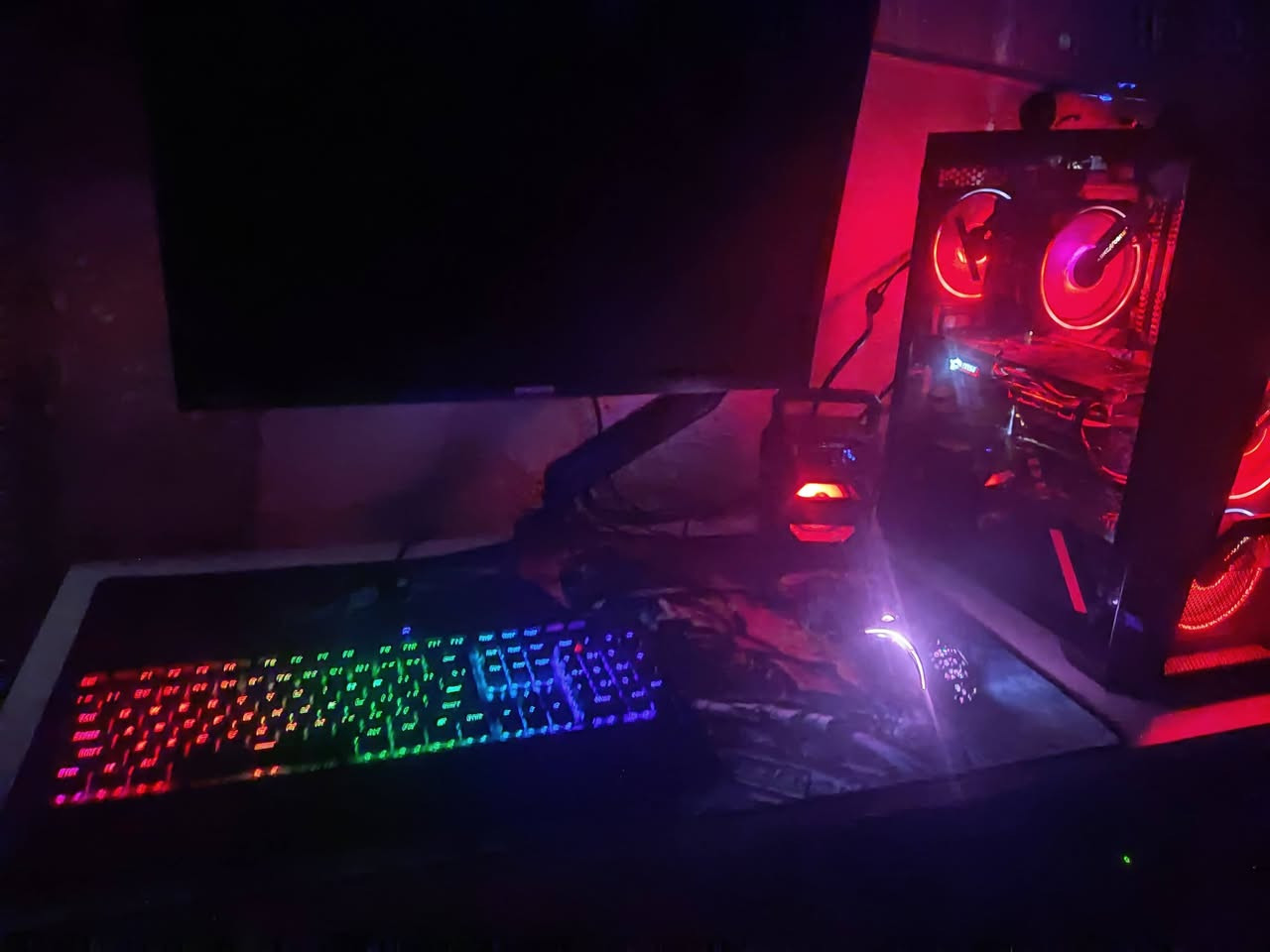 المعالج (CPU): Intel Core i5-6600K (أداء قوي وسريع جداً للألعاب والمهام الثقيلة)
المشتت الحراري: المشتت الهوائي الاحترافي للحفاظ على حرارة برودة المعالج تحت أعتى أوقات الضغط
اللوحة الأم (Motherboard): MSI Z270 TOMAHAWK (لوحة احترافية ثقيلة دعم واستقرار ممتاز)
الذاكرة العشوائية (RAM): 16GB DDR4 (8x2) بسرعة 3200MHz (سلاسة متناهية باللتنقل بين الألعاب والبرامج)
كارت الشاشة (GPU): MSI RX 570 4GB (أداء جبار ومعروف بقوته في الفئة الاقتصادية)
الشاشة (Monitor): Samsung FHD (1200) 60Hz (دقة ووضوح ألوان عاليين لراحة العين أثناء اللعب الطويل)
الملحقات (Accessories):
ماوس قيمنق احترافي: Glorious Model D (خفيف جداً ودقيق للألعاب السريعة)
كيبورد ميكانيكي: Redragon Yama (استجابة فورية وملمس فخم)
التغذية والكهرباء: جهاز UPS قدرة 850VA ببطارية جديدة تماماً (حماية كاملة لجهازك من انقطاع الكهرباء المفاجئ)
🎮 أداء الألعاب:
الجهاز يشغل تقريباً جميع الألعاب الشهيرة والحديثة بأداء سلس وممتع جداً، مثل:
GTA V / PUBG PC / Valorant / CS2 (بأعلى إطارات وسلاسة تامّة)
Red Dead Redemption 2 / The Witcher 3 / God of War (بإعدادات متوازنة وتجربة لعب ممتعة)
Call of Duty: Warzone / Fortnite
إضافة إلى ذلك، الجهاز ممتاز جداً لبرامج المونتاج، التعديل، والدراسة (Adobe Photoshop, After Effects, Word, Excel).
📍 المكان: [الديوانية]
📞 لللتواصل والاستفسار: راسلنا على الخاص أو اتصل على الرقم: [***********]
