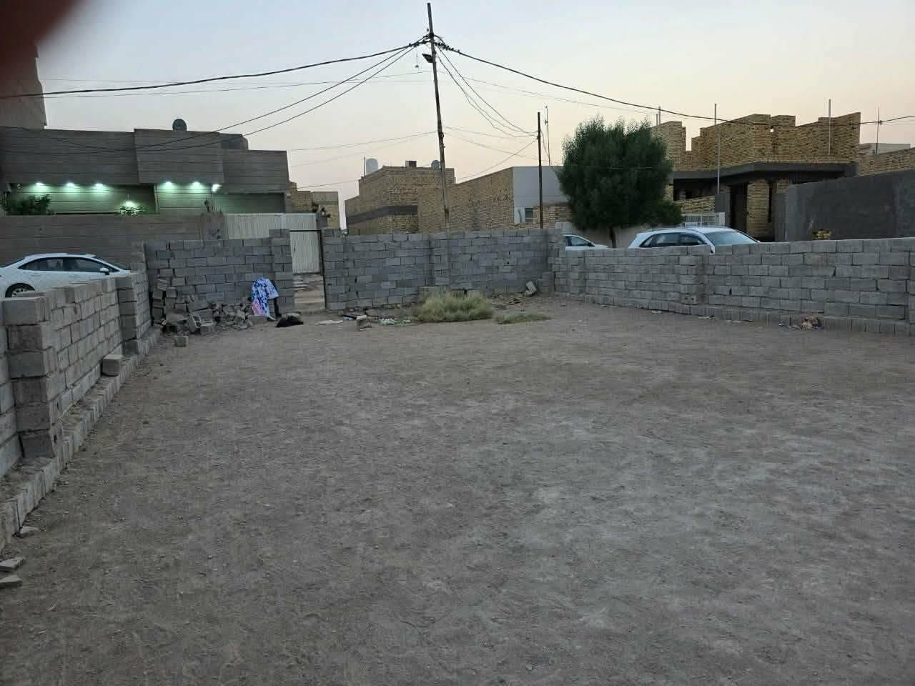 عرصة للبيع..
المساحة 310 متر مربع..
رقم القطعة 7\2
رقم المقاطعة\ 1
اسم المنطقة /ام الخيل الثانية
جنس العقار طابو صرف عثماني الاسود (الارض غير عائده للدولة ملك صرف عثماني) .
الابعاد العرض 11 متر.
الطول 27.5متر ...  معاملة تغيير جنس العرصة من زراعي الى سكني كامله بالبلديه
العنوان.
ام الخيل الثانية  الطريق الاول على طريق شارع المسبح خلف سكة القطار تبعد 100 متر عن السكه
الطريق الثاني من خلف مطعم حياوي
 خلف كلية الاداب القديمة تبعد 300 متر عن مطعم حياوي
تم اكمال تأهيل شبكة الكهرباء والماء تم اكمال المجاري ومجاري تصريف مياه الامطار يتم حاليا تصفير الشوارع للمباشرة بالتبليط  ..  العرصه مسيجه سياج بلوك من اربع اضلاع
العرصة بإسمي مداور بالتسجيل العقاري  الاتصال على الرقم *********** او مراسله على واتساب
