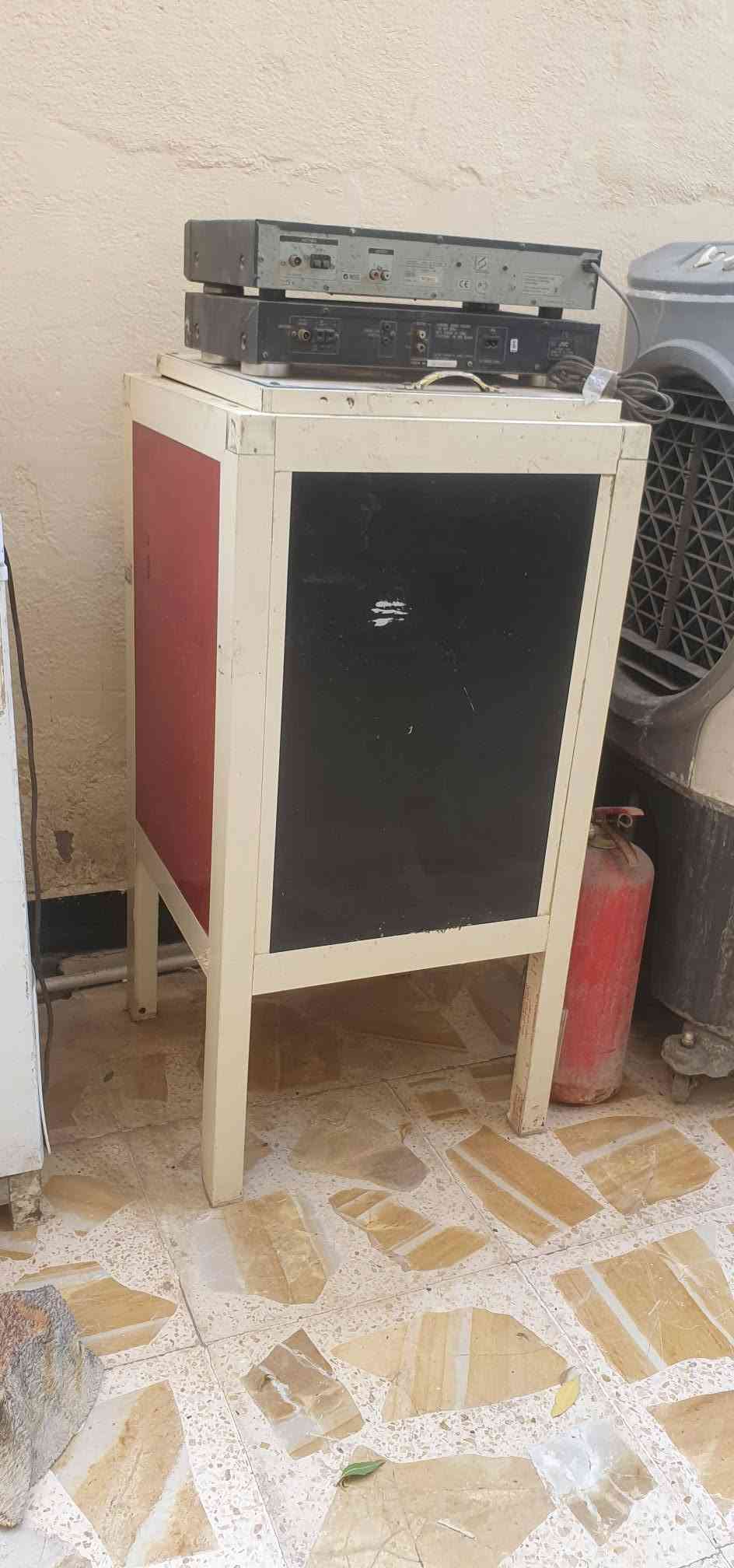 السلام عليكم 
غراض مثل ما موضح بالصورة 
مبردة حجم جبير مع دكت تفصال و دكت البلادي مالتها
عجانة حجم وسط نص جيس طحين  قياسها 
مثرامة لحم قايش جحم ٢٢
طباخ فلافل نضيف 
مجمدة كشر نضيفة  
رف ستل ستيل تحكم بالارتفاع
بوكس خبز او صمون 
مبردة بلاستك شغالة 
جيدر عدد ٣ حجم وسط مستعملات
للاستفسار 
*********** عمارة, ميسان

