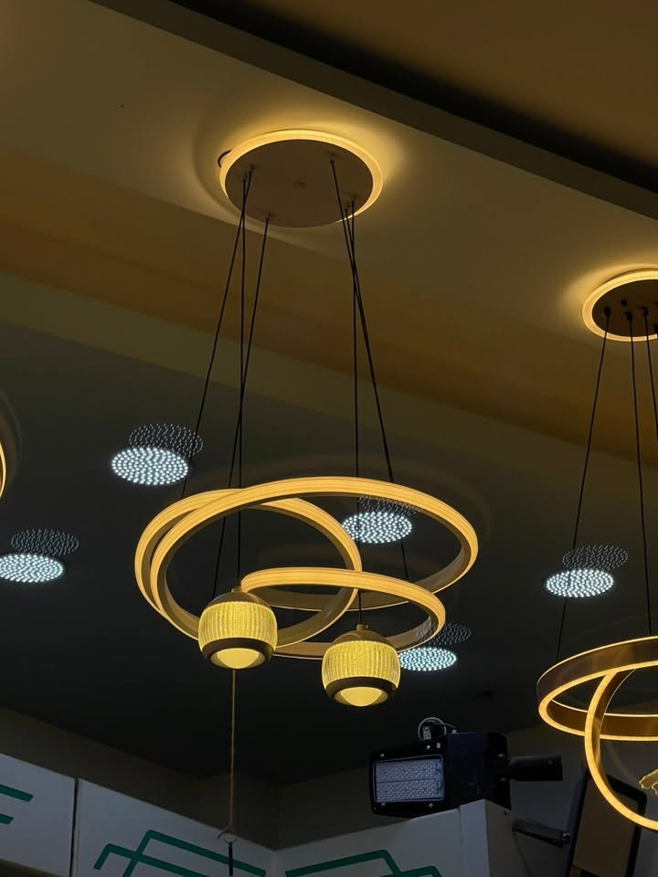 تعاليك مودرن اناره LED موديلات حديثه
الاسعار داخل الصور
ضمان المنتج سنه ٣ تحكمات اناره 
يوجد توصيل لجميع انحاء العراق ٥ الالف
*********** واتساب 
متوفرر جمله مفرد
