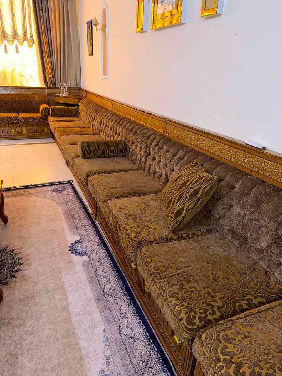 للبيع ديوان عربي كامل - مع 5 طبلات هدية 🔥
المواصفات:
- ديوان خشب صاج مزخرف شغل نظيف 
- تنجيد قماش كويتي بني × ذهبي - كبس كبتن
- 10 قطع + مخاد + تكايات
- بيه مكان تخزين جوة المقاعد
- طاولات خشب 5 قطع هدية وياه 
- نظيف ومرتب وجاهز للشيل
- الصور حقيقية

السعر: 3,000,000 دينار عراقي  
بيه مجال بسيط للشراي

مع 5 طبلات خشب هدية 🎁

المكان: بغداد - السيدية  
للاستفسار: ***********
مستعمل شهر فقط .
