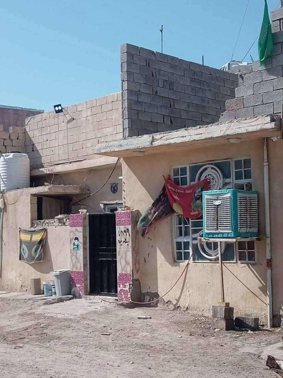 يالله سلام عليكم🏙️ بيت مساحه 100🏙️بنزلت عميد جادر🏙️ بيه غرفتين فوك ما كاملات 🏙️ ول جوه كله كامل 🏙️ شوفت عينك. مرتب البيت 🏙️ البيت قريب عله فران العالم كوت   حي الحكيم 🏙️ السعر المطلوب 23 وبيه مجال 🏙️ الستفسار 📞 *********** بيع مستعجل 🏙️  بئدارت رسول ابو إليان العقارات 🌹🏙️
