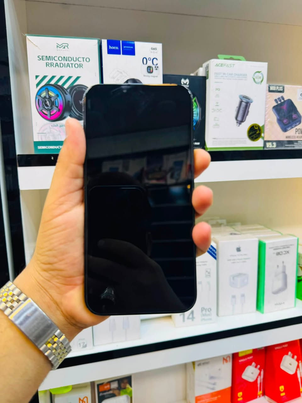 السلام عليكم 🫡
للبيع iPhone 13 pro max 
ذاكرا 256 
بطاريه 76% بلاد ابد متصرف 
نموذج M شرق اوسط 
نضافه 90% لون اسود 
الجهاز كله شغال مابيه خلل فقط مبدل شاشه نوعيه حلوه لا شكل ولا شمر ومبدل كامرا اصليه كله شغال فيس ايدي صوت اتصال انترنيت كامرات مابيه خلل السعر قفل ٣٧٠ الف مكاني بغداد مدينه الصدر رقمي ***********
