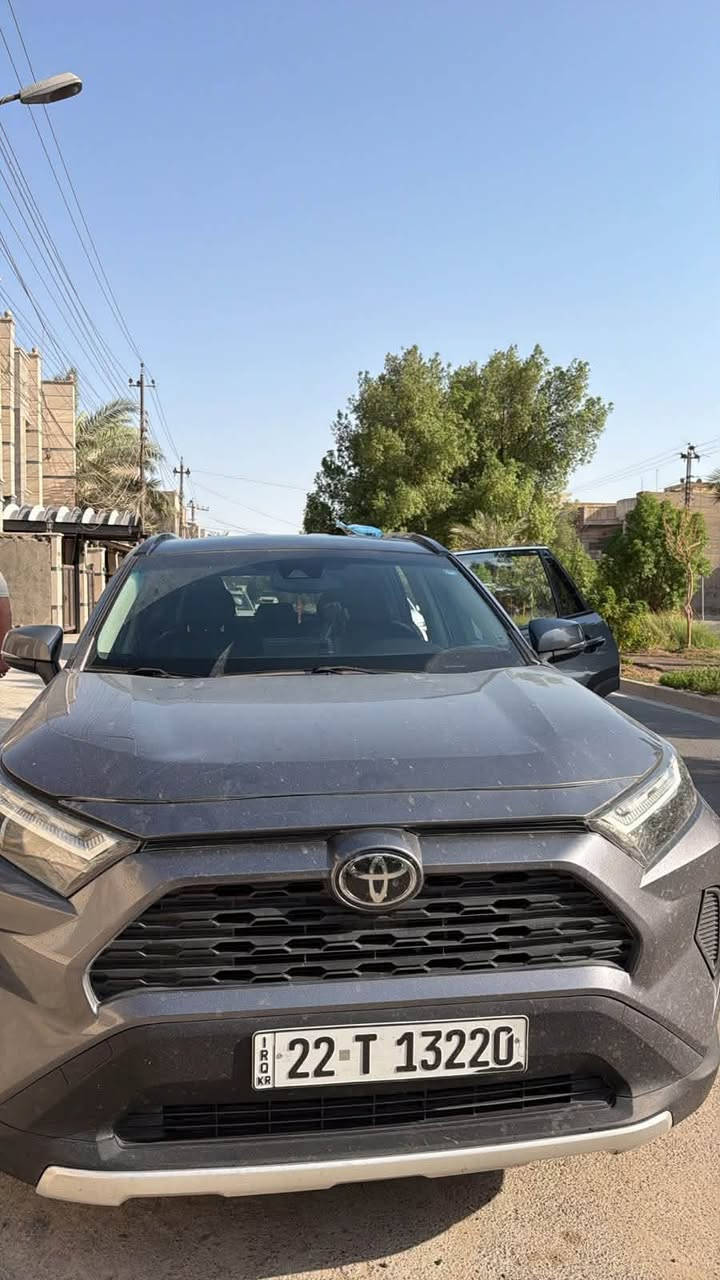سياره راف فور موديل22 كفاله من الضربه الضرر الوحيد من امريكا هوه صبغ حزام من امريكا مو هنا السياره ما يحتاجله ايشي كامله من النواقص ومحرك قبل يومين سويتله صيانه كامله السياره حلوه جداً احلى من الصور بلواقع مكاني بغداد السيديه او معارض البياع هم موجود سعرها 190 وبيه مجال السياره فه xle يعني فوولللل قماره حديد لون رمادي مثل ما ذكرت فول قماره حديد داخل اسود للاستفسار ***********بي واتساب ورقم موجود وتحويل موجود باي وقت تريده حاضر  السياره ما معتازه اي صرف !!!!صبغ حزام فقط بدون حادث من امريكا يعني شخوط هناك وصابغيه فقططططططط!!!!! وبيه مجال ماشيه68000كم
