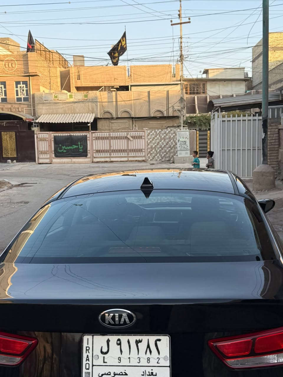 السلام عليكم 
كيا اوبتيما 2020 Fe  وارد امريكي 
رقم بغداد اللون اسود حادثها ربع البنيد عكس جهة السائق ايرباك سليم  صبغ بنيد وجاملغ امامي  وطخة بسيطة باب السائق موضحة بالصور وبيها بعض التكحيلات البسيطة 
مواصفات Fe معروفة 
ماشية 59700 ميل 
محرك ٢٤٠٠ GDI 
رادار امامي ( مانع تصادم ) 
رادار جانبي 
تحديد مسار 
حساس خلفي 
بريك ذاتي عند اقتراب من سيارة قريبة 
فول تحكم ستيرن 
كروز مثبت سرعة 
شاشة اعطال 
حساس اطارات 
شاشة لمس كبيرة 
ثلاث وضعيات قيادة 
بلوتوث منفذ اوكس منفذ usp حاكية تليفون 
للتواصل *********** 
السعر 129 $
العنوان بغداد
