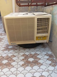 مكيف • نظيف ٩٠ بالمية • شغال على الشرط