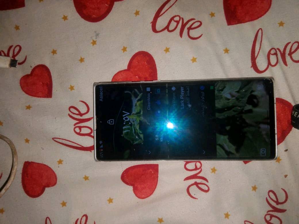 مبايل للبيع اسمه Leitz Phone1 ذاكرته256مبايل بيه كسر خفيف ولسعر رقم الهاتف***********