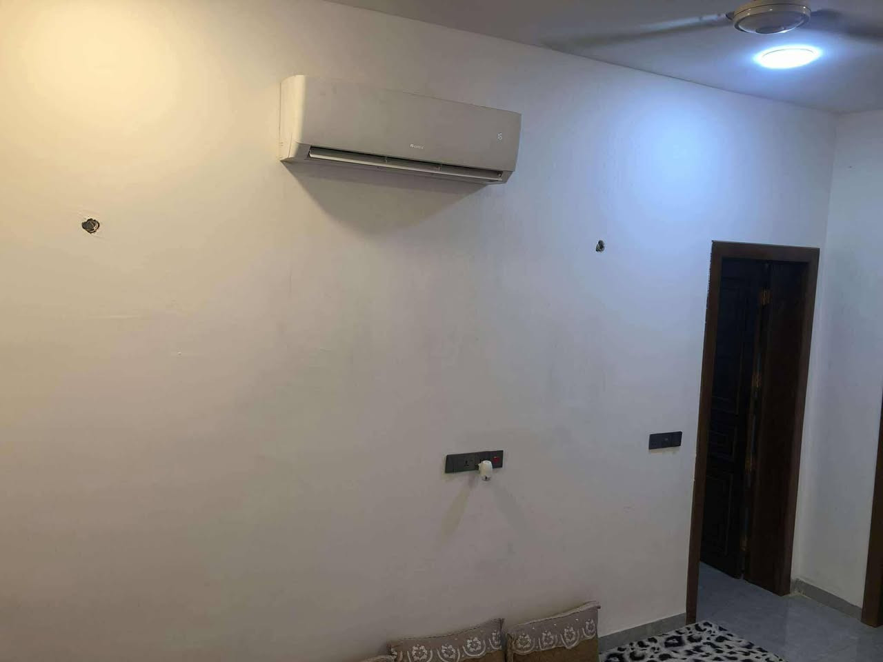 البيت مساحته 125 متر ركن مربع واجه 10 ونزال 12ونص العنوان الخواص حي الكرار مقابيل الطاقه الغازيه يبعد عن الشارع العام 90 متر بناء حديث وينباع هوه والاثاث حسب الاتفاق الاستفسار الاتصال بالرقم *********** السعر 133
