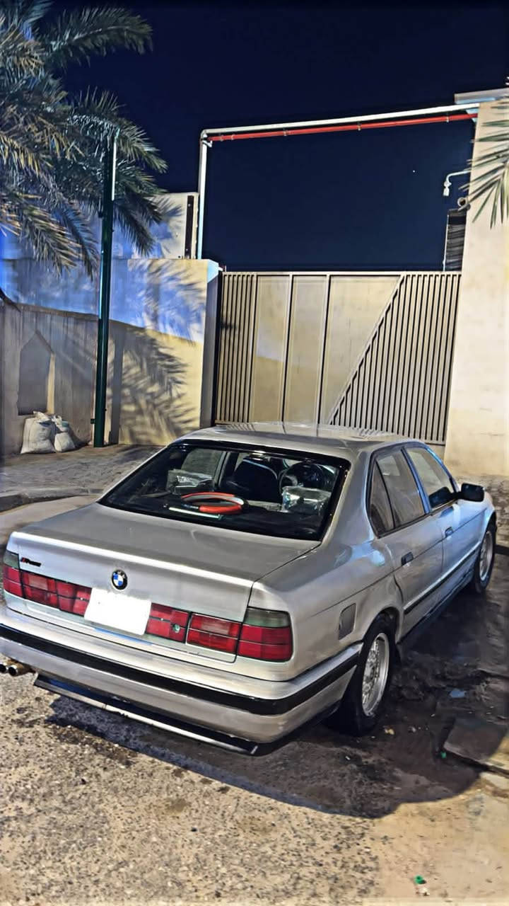 اسلام عليكم اخوتي
BMW525i.          اصل 
شباب السياره للبيع 
رقم بغداد كير مكينه جدد شادهن 
عيوني السياره مكانه بصرهـ الحكيميه 
السياره تعميره بيدي اشتغلته ماكو شغله ما اعرفه بيها 
نواقصه كله اعرفه 
السياره حداديه كلش حلوه ونضيفه 
نقصه تبريد ول تنته 
كلش حلوه ولطيفه بديها كله نضيف ومرتب مابي نقوصات 

بيعته مستعجله رحمه الوالديكم بس الشراي يتصل بيه 
***********
علماً انا جناي مو بياع شراي السياره صاله عندي سنه ونص تقريباً
