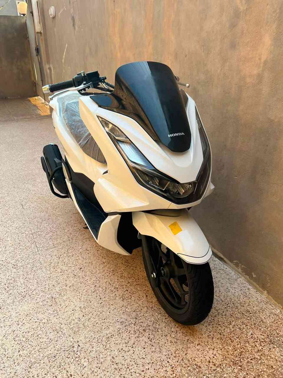 سلام عليكم pcx الجيل الرابع ياباني kf 
الدراجة مكفولة كفالة عامة ماشية 20الف
مكينة 125 نظام ABS مانع انزلاق
حساس ازدحام حساس استان 
بصمات عدد 2 +ورقت مزاد
+كتلوك و دفتر هونده 🇯🇵 
صور مزاد الدراجة داخل المنشور 
مكان الدراجه بغداد ***********
