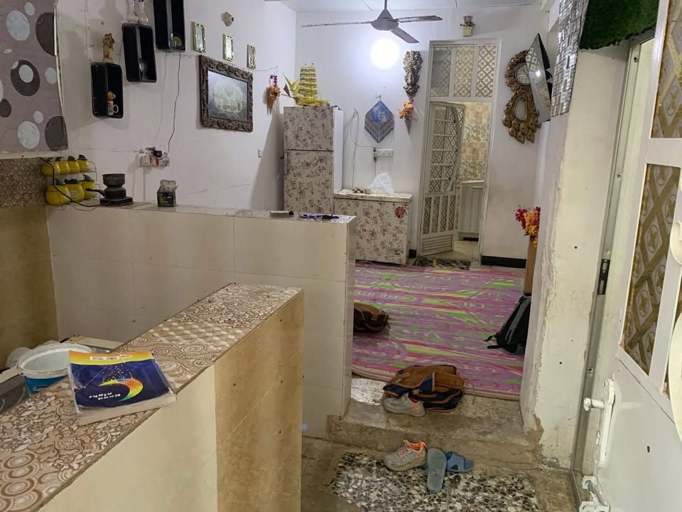 السلام عليكم بيت للبيع المساحه ١٢٠ خدمات كامله مي مجاري تبليط العنوان خلف مستشفى الفضيليه حي القدس ***********
