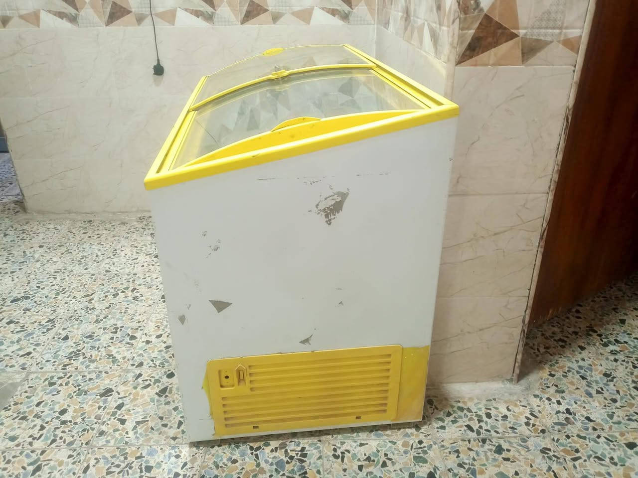 مجمده عارضه ماركة ايجور نضيفه مامصلحه استعمال بيت  للبيع مكاني الاطارات السعر   ..300  وبيهامجال *********** مامتواجد على الفيس
