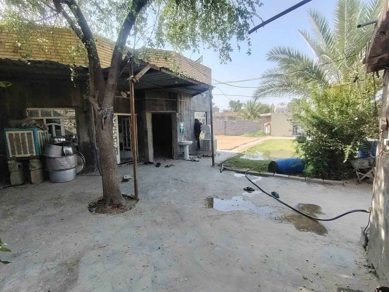 السلام عليكم بيت ركن   للبيع مساحة 600 متر البيت يحتوي على غرفتين نوم + مطبخ +صالة +استقبال +حمام داخلي +حمامات خارجيه عدد2 
منطقه كلش منتازه محوله براس الشارع كهرباء كلش قويه وماء اسله البوري بباب البيت (العنوان بابل جبله حي بيت مصراع) للاتصال***********
