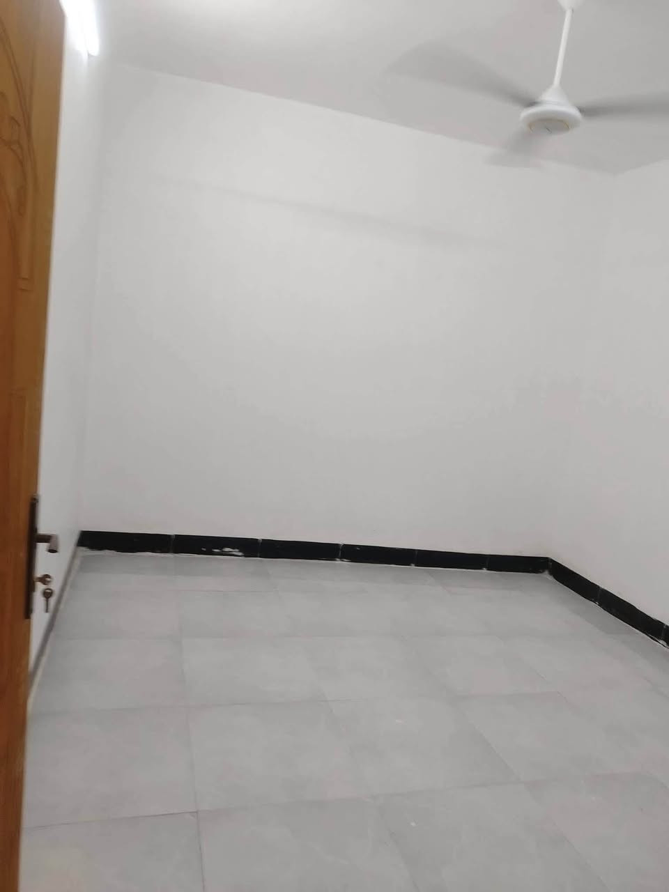 سلام عليكم بيت البيع بيت كبال زنود ست الحمداني بلفرع مال جوكر بيت مساحته ٥٥متر طابق ونص غرفتين بي غرفه فوك هيه وحمام سويت كامل وجوه ستغبال وصاله وحمام وترك وغرفه وتًواليت خارجيه بيت بناء جديد كله طابوك الستفسار ***********
