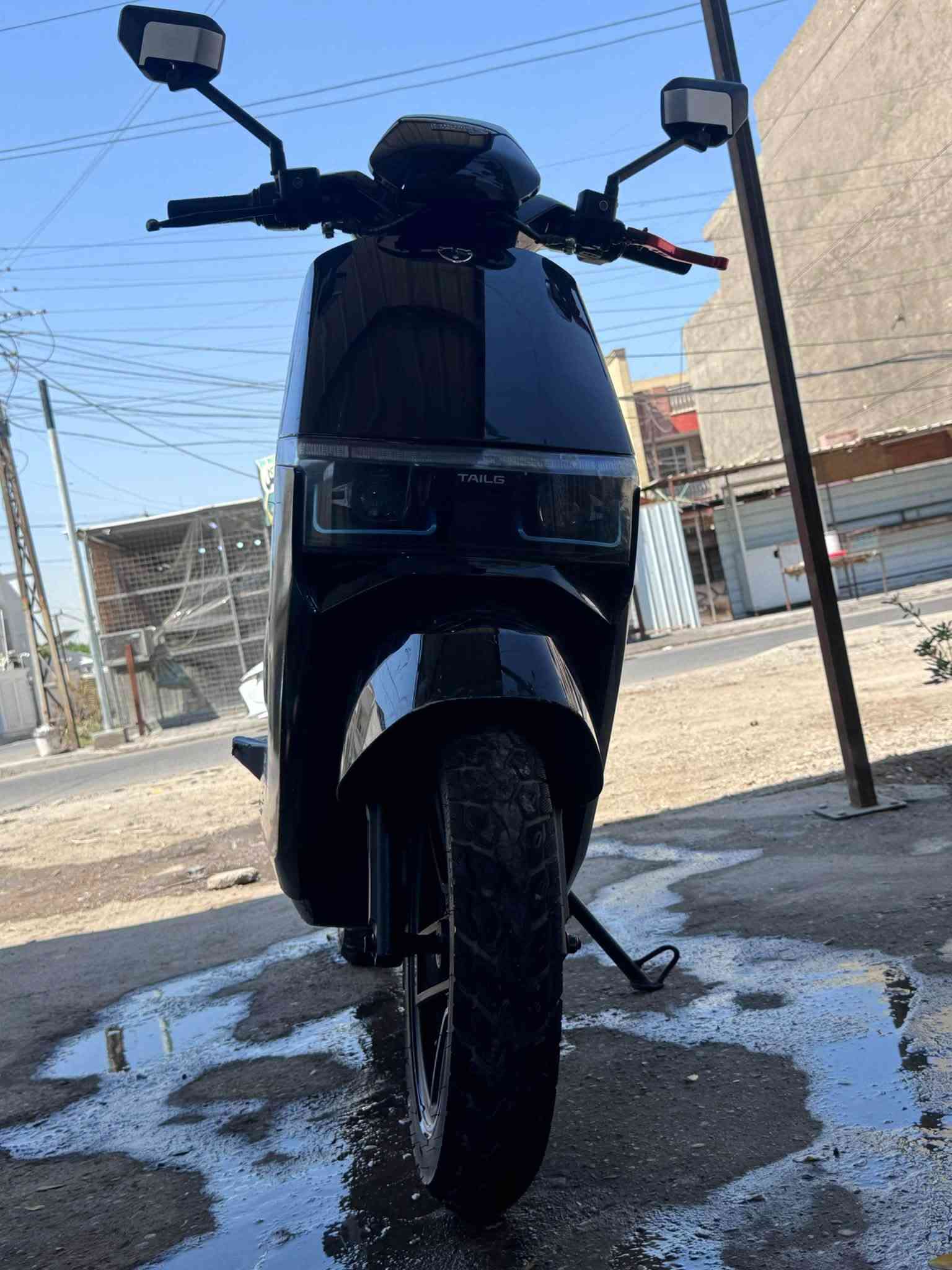 دراجة شحن 6 بطاريات
ملف 2000
سرعةً 60 
3 سرعات 
نضام R 

مثبت سرعة 
نضام بارك  
لايت عالي ناصي 
ويل حجمً12 
موديل 2025.    تعتبر 26 

نضام سمارت  ذكي تربط عل تلفون 
مكاني بغداد دورة مهدية الثانية 
*********** واتساب سعرهة 700 الف بيهة مجال
