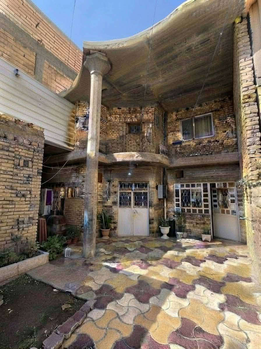 فرصة استثمارية مميزة – دار للبيع في كربلاء / الحر حي المومنين
📍 الموقع: كربلاء – منطقة الحر، مقابل مدرسة العنبة، على شارع  مجاور حبيب وإخوانه للإنشائيات.
📐 المساحة: 200 متر مربع – طابو صرف.
🏠 مواصفات العقار: ✅ طابقان. ✅ 5 غرف نوم. ✅ غرفة استقبال. ✅ صالة. ✅ مطبخ. ✅ حمامان (علوي وسفلي). ✅ كراج. ✅ محل تجاري.
⭐ موقع استراتيجي مميز، مناسب للسكن أو للاستثمار وإقامة مشروع تجاري، ويقع على شارع رئيسي حيوي.
💰 السعر: عند التواصل مع صاحب الملك.
📞 للتواصل مباشرة مع صاحب الملك: ***********
 ***********
