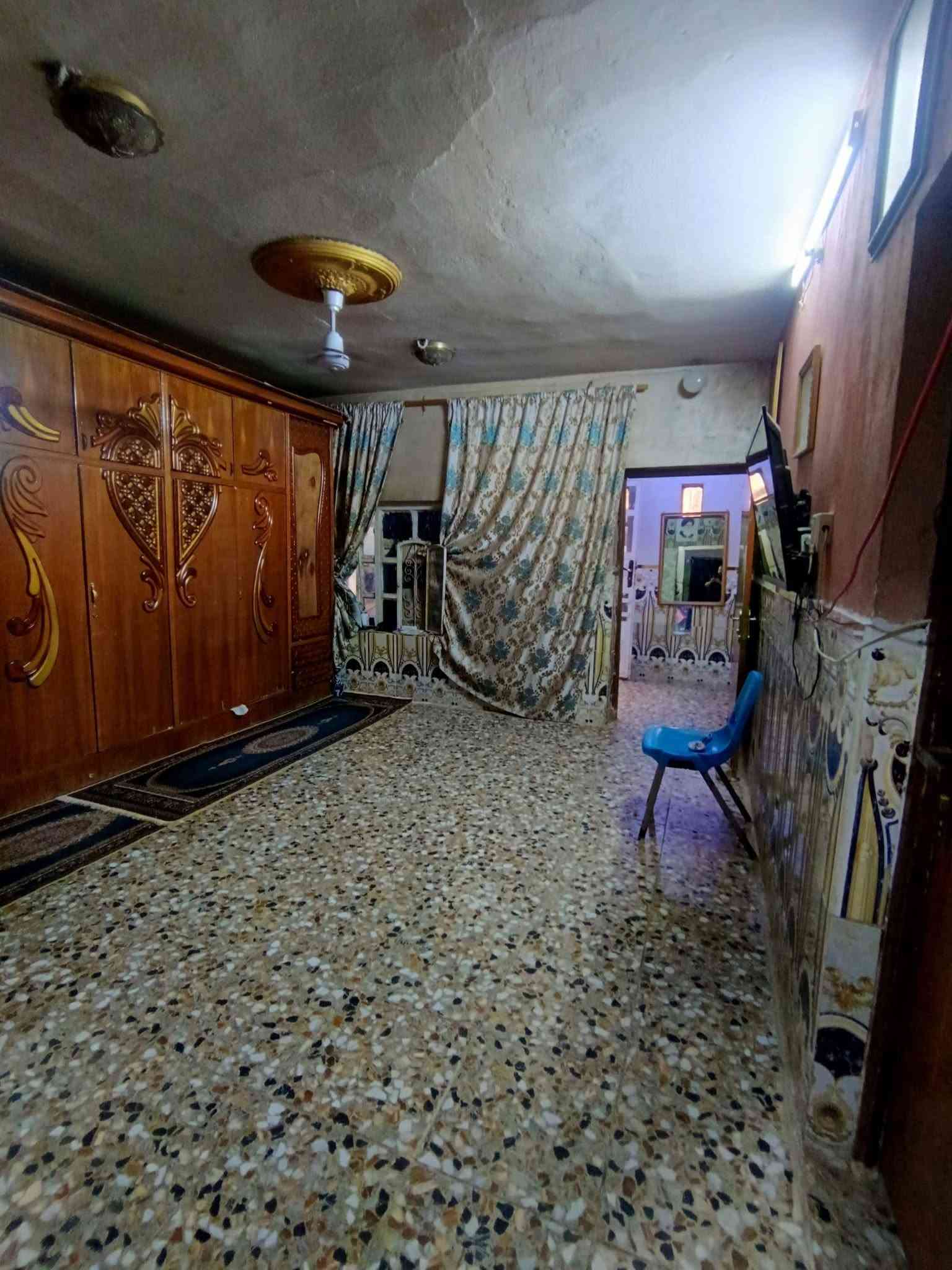 سلام عليكم توفر عندي بيت بصف رگن  بلديات معسكر قرب صوره سيد قريب الصحفيين مساحه البيت 220متر  جبها 10. نزال 22.  البيت طابق واحد منطقه كامله كل الخدمات مي مجاري كهرباء تبليط بيت مكاتبه فقط توضيح سقف البيت مترتين و80 سم  الاستفسار اكثر ***********رد واتساب ماسنجر حسن للعقار
