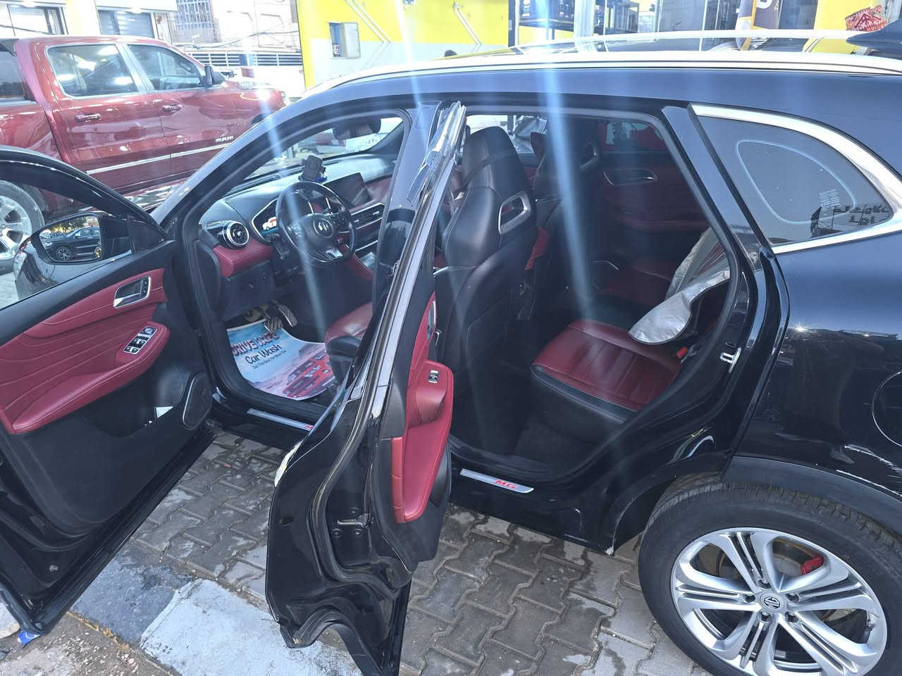 سيارة MG HS للبيع جوا السوك خواتها 140 اقل شي اعلى مواصفات سيارة رياضية وعالية هاي مو ZH هاي تختلف فئة تروفي مواصفات الماني :للبيع سيارة ام اجي HS MG 2020 تروفي
#للبيع MG Hs 3.0T فول 1/1
‎‏

‎ المحرك : 2.0  توربو (بنزين)
مع امكانية تفعيل الدفع الرباعي.
سيارة فخمة جدا!
‎‏‎
العداد 55 الف كم 
خليجي من العراق الشركة الرسمية.

بيها تبديل باب خلف السائق فقط 
 
مكان السيارة: النجف 
 
جميع الصيانة الدورية معمولة لها:
المواصفات:
داخل جلد احمر 
محرك 2.0 تيربو
ناقل سرعة دبل كلتش 7 سرعات
قوة المحرك 231 حصان
عزم الدوران 360 نيوتن/متر
‏نضام AWD فور ويل
جنط 18 المنيوم
اطارات جديده
مصابيح نهارية LED
اضاءة ترحيبية
هاند بريك الكتروني ( بصمة هاند بريك)
مكابح انتظار الكترونية AutoHold
‏A.B.S
نظام الثبات الالكتروني ESP
نظام توزيع قوة الكبح EPD
نظام مكابح المنعطفات CBC
نظام مراقبة ضغط الهواء في الاطارات
نظام مساعد صعود التلال HAC
نظام مساعد نزول التلال HDC
نظام مكابح من كونتينتال
حساس خلفي
نظام ايقاف المحرك عند الانتظار Stop&Go
مرايا كهربائية مع تدفئة
اشارات في المرايا الجانبية
مرايا قابلة للطي كهربائيا
مقود جلد
فتحة تكيييف خلفي
نوافذ كهربائية مع فتح واغلاف اوتوماتيكي
مثبت سرعة
بصمة
مقود قابل للتعديل
شاشة 10.1 انج
نظام ملاحة (نافيجيشن)
ثلاجة
بلوتوث
مداخل USB  مع شاحن
‏Android Auto
‏Apple Car Play
تحكم بالمقود
عادم مزدوج ( دبل اكزوزت)
ارضيات MG
كروم حول النوافذ
شبكة كروم
مرآة داخلية تعتيم
فلتر لتنقية الهواء و فلتر للغبار
مقابض كروم
حساس مطر
اغلاق النوافذ تلقائيا عند قفل السيارة
مصابيح امامية LED كريستال
مصابيح خلفية LED مع اضاءة تتابعية
اضاءة داخلية 44 لون
6 وسائد هوائية
نظام كشف النقطة العمياء
حساس لكشف السير الجانبي عند الرجوع للخلف بالسنتمترات يطلع المسافة
انذار فتح الابواب للاطفال
مقاعد امامية كهربائية
مقاعد رياضية فاخرة مطعمة بالكنتارا
ناقل سرعة في المقود (بادل شيفتر)
تكييف الكتروني ثنائي المنطقة
فتحة سقف بانوراما
حقيبة كهربائية شفط (دبة كهربائية)
شاشة عدادات 12.3 انش
4 أنظمة قيادة سبورت/قياسي/اقتصادي/مخصص
نظام قياد Super Sport للسرعة الفائقة

 
السعر 127 ورقة 

الاتصال
***********

سيارة MG HS للبيع جوا السوك خواتها 140 اقل شي اعلى مواصفات سيارة رياضية وعالية هاي مو ZH هاي تختلف فئة تروفي مواصفات الماني :للبيع سيارة ام اجي HS MG 2020 تروفي
