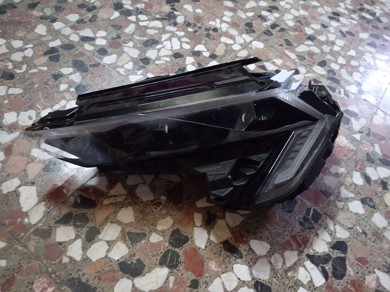 سلام عليكم عندي لايت كي فايف موديل 2025 2026 مكسور جهت اليسره شغال للبيع ***********
