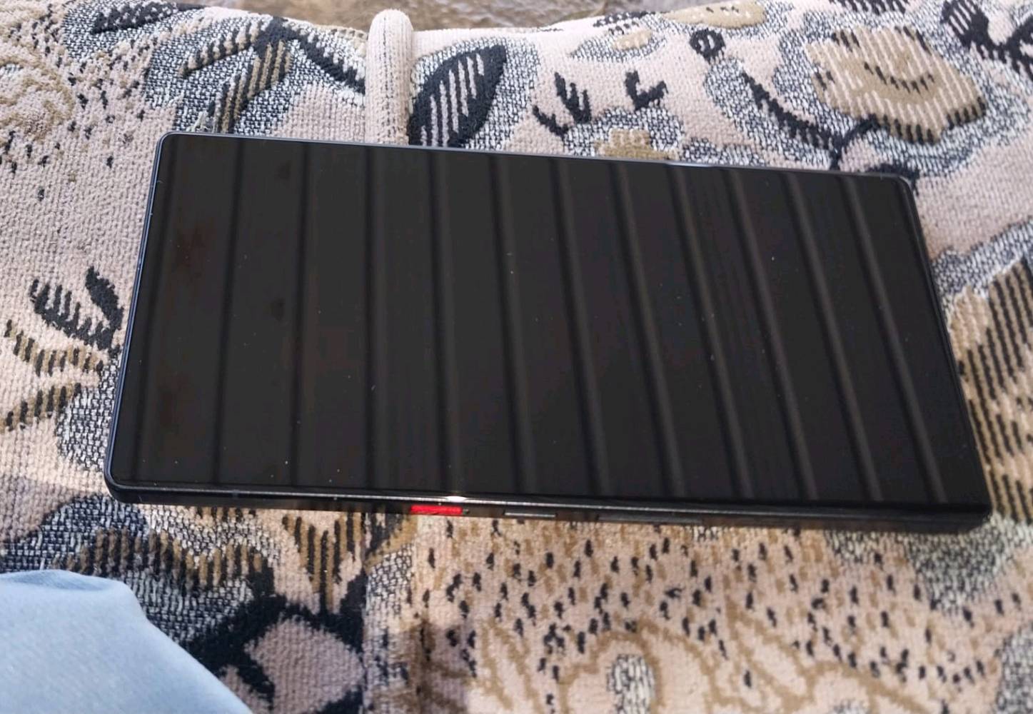 جهاز red magic 11 pro جهاز نضيف كلش بالكارتونه اخذته ب 1400 مستخدم اقل شهر 
بطاريه 100
دورات 21
ذاكره 256
رام 12+12
نضيف 100%
رايده 900 و بي مجال 
تواصل ***********