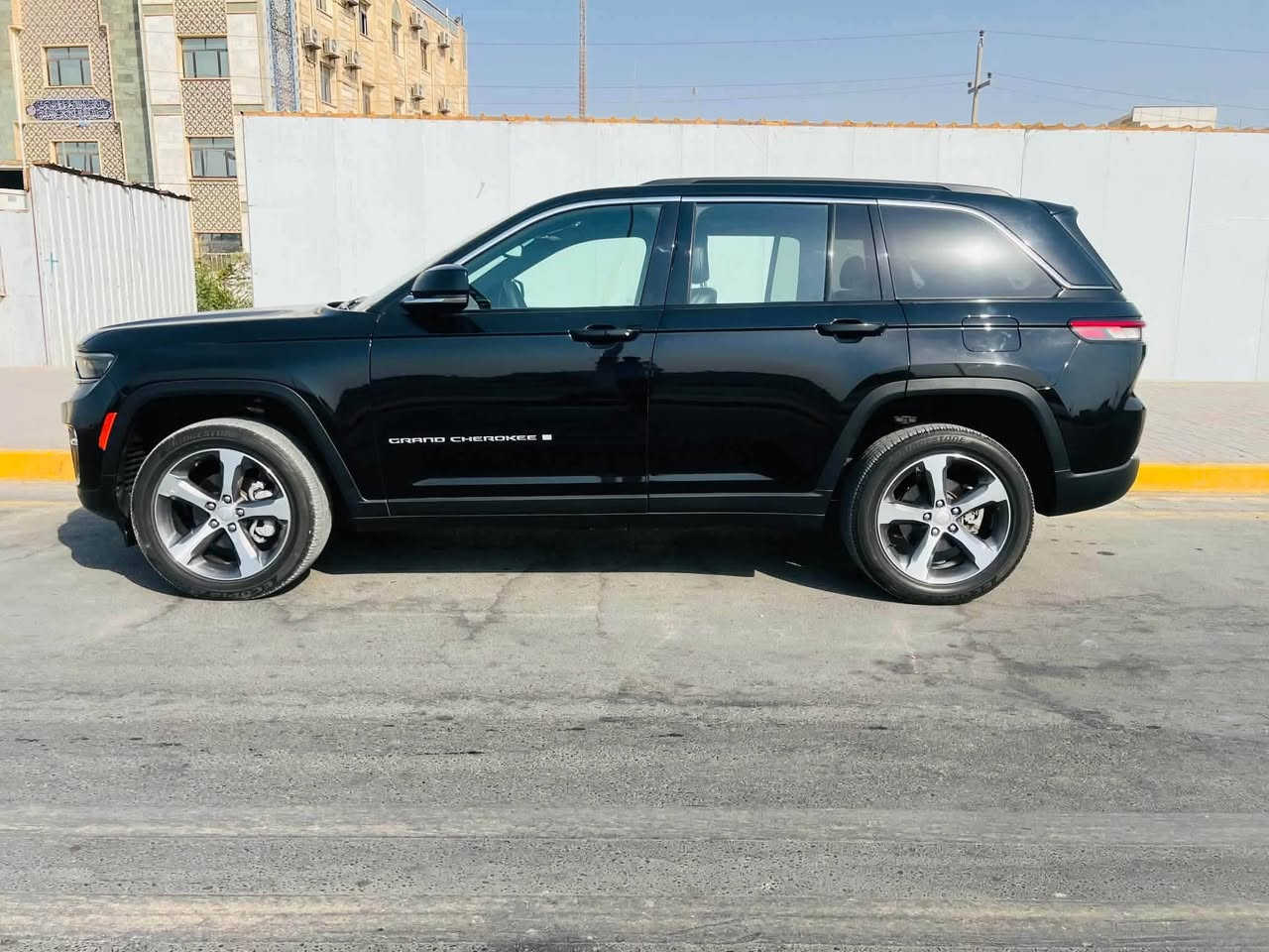 السلام عليكم … بيع فقط
جيب  شيروكي موديل ٢٤ 
ماشية ٢٥ شهداء
مكفوله بدون صبغ او تبديل 
لمتد 
٥راكب 
بانوراما 
مكينة ٣٦٠٠
السعر ٣٢٥وبي مجال قليل 
مكلف بالنشر رقم صاحب السياره 
موبايل ***********

نص مكتوب في الصور:
- الأربعاء