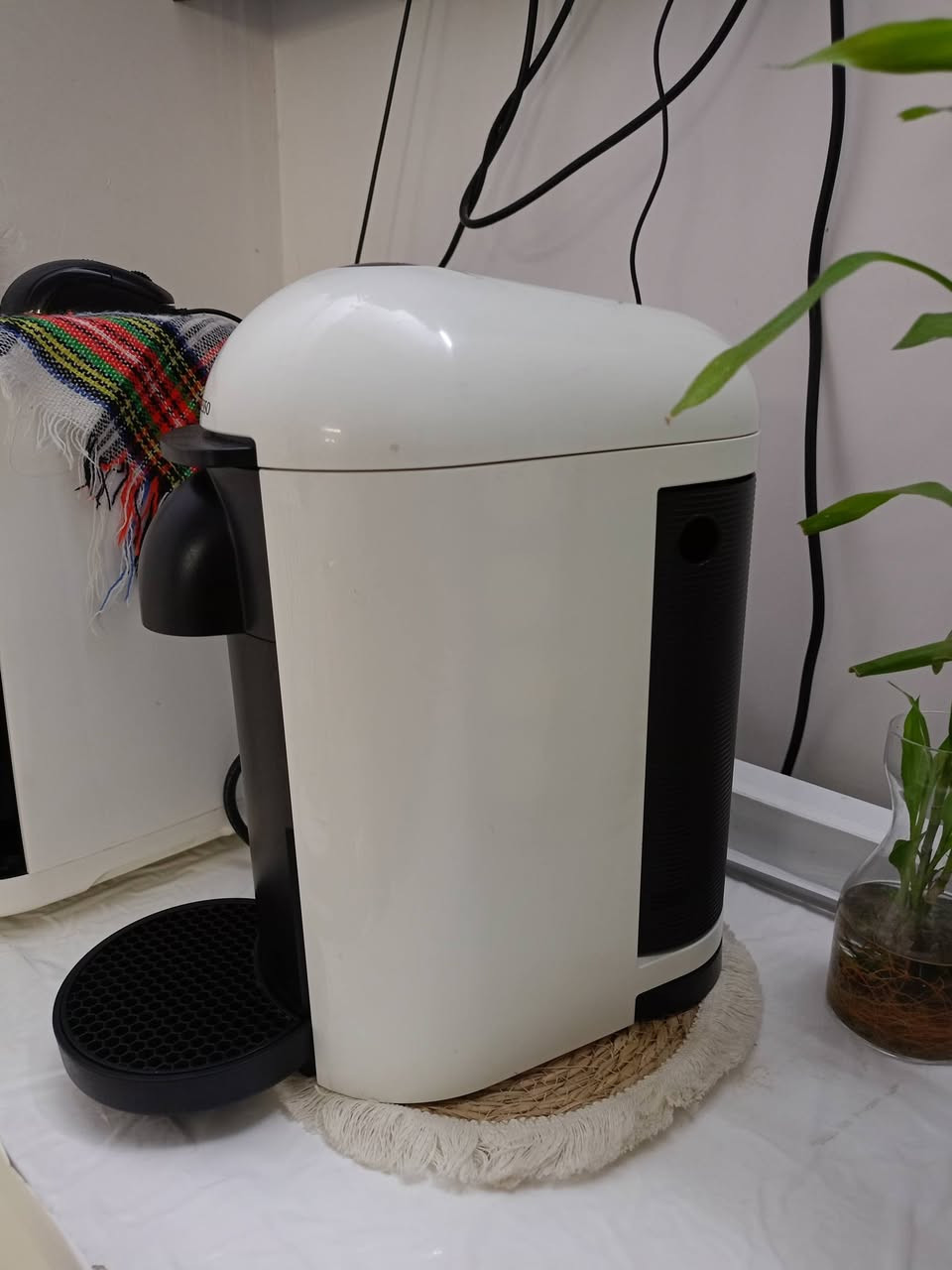 للبيع: ماكينة قهوة نسبريسو فيرتو بلس (Nespresso VertuoPlus - GCB2)
 : ماكينة قهوة أصلية باللون الأبيض، مستعملة بحالة جيدة جداً ونظيفة، جاهزة للاستخدام الفوري.
 * المميزات:
   * تعمل بتقنية Centrifusion الفريدة لاستخلاص القهوة برغوة غنية وشكل احترافي.
   * تحضير القهوة بلمسة زر واحدة مع التعرف الذكي على نوع الكبسولة عبر الباركد.
   * خزان ماء كبير وقابل للتعديل حسب المساحة المتوفرة لديك.
   * تسخين سريع جداً ونظام توفير الطاقة.
 * الموقع: الموصل.
للتواصل والاستفسار عبر الخاص أو الاتصال على الرقم: [***********]

