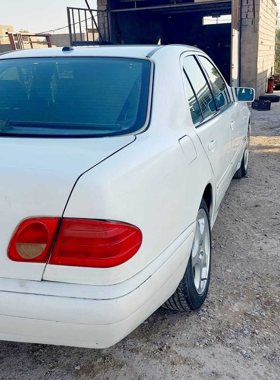 مرسدس ام عيون 
على وضع الشركه بصمه
موديل 97 ابيض رقم اربيل
محرك 4 سلندر خراطيم اقتصادي بالبنزين
صبغ احزام مكفوله من ضربه قويه بيه شخط بالباب الخلفي السايق
تبريد شغال + ثلاجه 
منظومة زنون كاملة
سعر 80
***********
