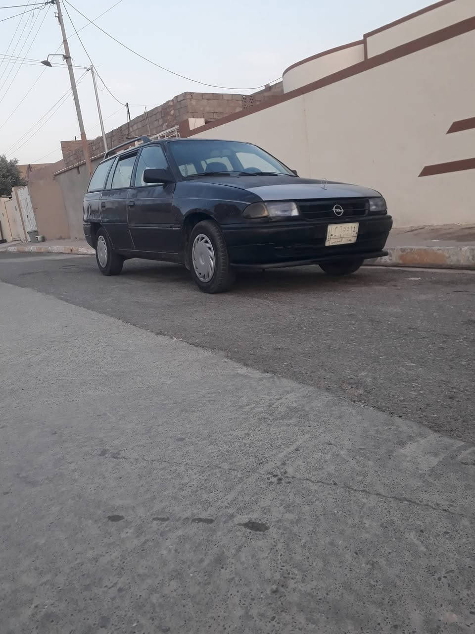 السلام عليكم سياره استرا موديل 93 ثانويه لغايه 29 حجم 16 سياره يعوز للصبغ سياره يعوز شويه ترتيبات رقم بغداد مشروع وطني تريد تحويل تريد وكاله السعر 35 وبيا مجال قليل رقم الهاتف وبها واتساب***********
