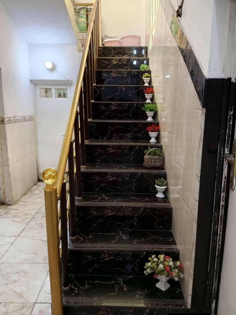 السلام عليكم
٥السلام عليكم
بيت   زراعي  مساحة  ٢٢٥ متر مربع واجهة  ١٥ نزال ١٥

شارع  عرض ٨ متر  قرب مخازن الغذئيه  يبعد عن باب الخروج مطار النجف حوالي ٦٠٠ متر 

يتكون من ثلاث غرف نوم  ٦×٤ مع صاله ١١ ×٤ مع استقبال 

٨ ×٤ مع مطبخ ٥×٤  مع اثنان  حمامات  داخليه وخارجيه

مع كراج ومسقف  خدمات ماء  وكهرباء  وطني ومولده شارع  يوجد خطوط لنقل الطلاب  وخدمات بلديه 

السعر المطلوب ٣٩ مليون مع  مجال محدود 

من صاحب الدار مباشره ***********
