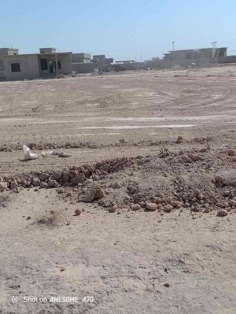 اسلام عليكم ورحمة الله وبركاته للبيع دونم بحي الجامعه العلم واصل خدمات كامله معدله كامل بس تبنه واصل مي كهرباء *********** عقد
