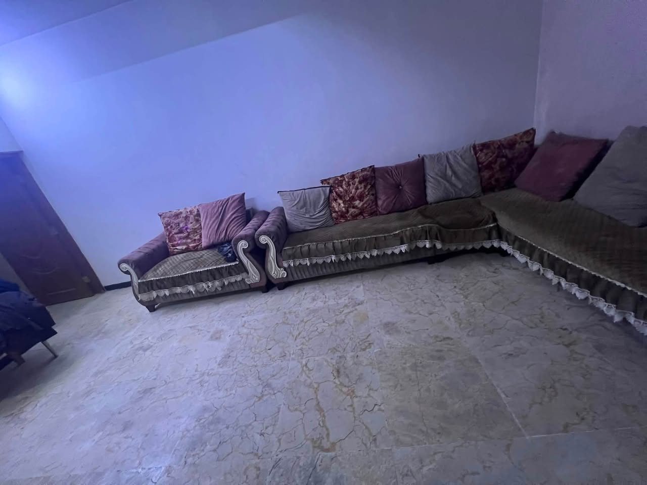 السلام عليكم من رخصه مدير الكروب غراض بيت نظيفه جدا جدا للبيع. غرفه نوم عراقي تفصال 6 ابواب سبلت 3 طن نوع سامسونج تخم ديوان  غرفه نوم اولاد كلهم  موجوده في بغداد حي الحسين اتصال او مراسله خاص ***********
