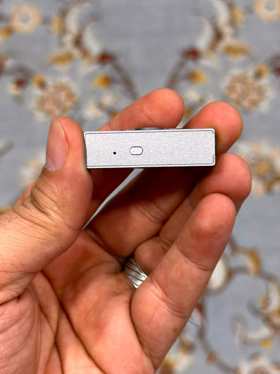 شباب للبيع كارت صوت/مضخم محمول Kiwi Ears Allegro Pro الأصلي، قطعة مرتبة جداً للناس المهتمة بالصوت ونقائه، ولأصحاب الألعاب والـ IEMs.
أهم المميزات:
 دعم مخارج متنوعة: يحول من USB-C إلى مخرجين (3.5mm العادي و 4.4mm Balanced) حتى يرهم ويا أي سماعة عندك.

 دقة صوت عالية: يدعم PCM لحد 32bit/384kHz و DSD لحد DSD128، يعني ينطيك تفاصيل بالصوت ما تطلع بالمخرج العادي للموبايل أو الحاسبة.

 أداء قوي: يحتوي على مضخمات مضاعفة (2x ES9603 OP AMPS) لتعزيز الصوت ونقائه.

 Gaming Mode: موجه حتى للجيمنج، ينطيك تحديد اتجاهات 
وتفاصيل دقيقة بالتقاط الأصوات داخل الألعاب.

للتواصل واتساب : *********** 
المكان البصرة وماعندي توصيل
