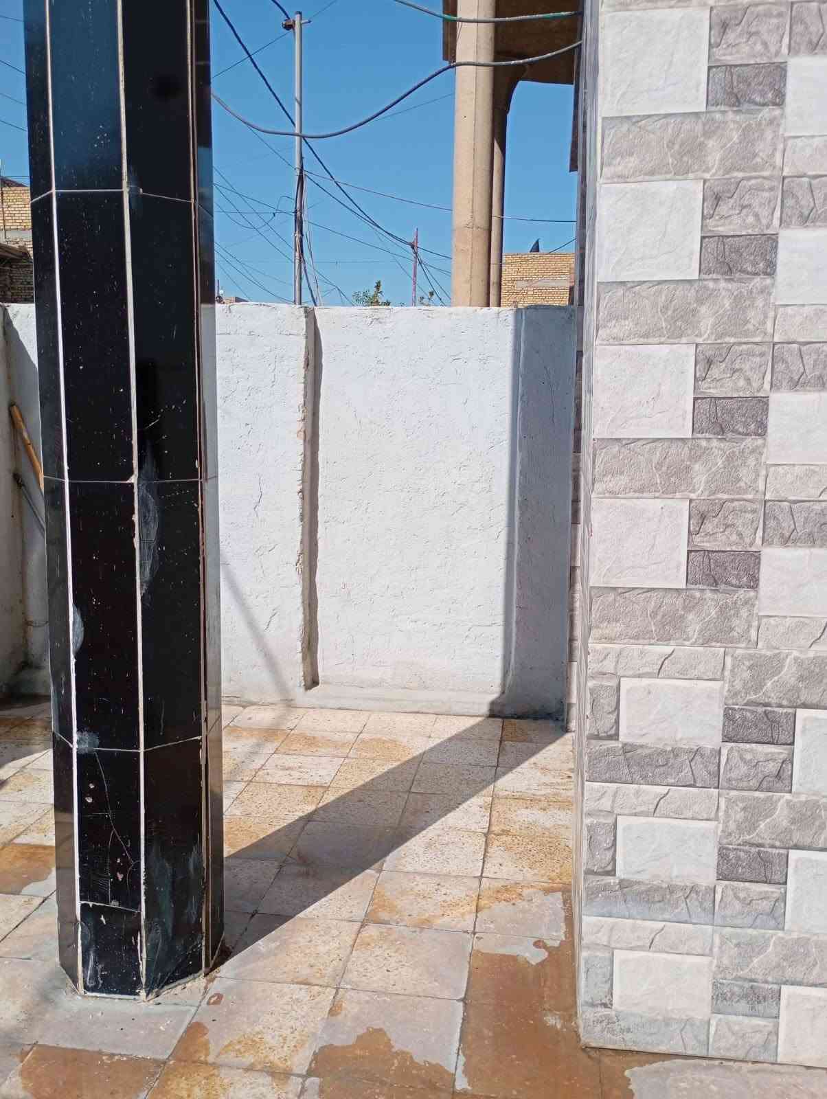 💡  فرصة استثمارية وسكنية ممتازة
(تستطيع سكن نصف وتأجير النصف الآخر فوراً ليعود عليك بوارد شهري ممتاز).
🏠 دار للبيع في الكوت - منطقة داموك (الطشاش) قرب مديرية المرور 🏠
الموقع والميزات العامة:
السند: طابو ملك صرف (باسم المالك وسكني - جاهز للتحويل الفوري)
المساحة الكلية: 200 متر مربع.
الموقع: تسلسل البيت العاشر عن الشارع العام (موقع هادئ وسهل الوصول).الشارع مقابل دائرة  المرور .
عرض الشارع: شارع عريض ومميز جداً بعرض 10 أمتار.
هيكل البناء: بناء عائلي متين وثقيل من الدرجة الأولى، البيت مرتفع ومحصن عن الشارع بسلم من 3 إلى 4 بايات، والنصفان مبنيان بحائط مشترك قوي ممتد على طابقين. البيت مصبوغ بالكامل بلون أوف وايت نظيف وجاهز للسكن.
تصميم الدار (نظام مشتملين منفصلين تماماً بسياج عازل وباب خارجي مستقل بعرض 1 متر لكل منهما):
النصف الأول (طابقين):
الطابق الأرضي: طرمة أمامية واسعة ومعزولة (5م × 5م)، صالة (4م × 5م)، حمام وتواليت مشترك (2م × 3م) مخدوم بممر، هول داخلي يحتوي على السلم وباب المنور الجانبي، مطبخ (4م × 5م) بتهوية ممتازة مع منور خلفي خاص.
الطابق الثاني: غرفتين نوم واسعتين (إحداهما مبنية فوق صالة النصف الثاني)، هول داخلي كبير، وباب يفتح على السطح الأول.
السطوح: مطبقة بالكامل بالشتايكر ومرتبة مع سلم للطابق الثاني.
النصف الثاني (طابق واحد معزول):
طرمة أمامية مستقلة ومرتبة (5م × 5م) وباب خارجي خاص، صالة (4م × 5م)، ممر يحتوي على حمام وتواليت مشترك (2م × 3م)، مطبخ (3م × 3م)، غرفة نوم (4م × 5م) مع باب على منور جانبي مخصص للتهوية.

📞 للاستفسار ومعاينة العقار تفضلوا بالمراسلة على الخاص (خاص الصفحة) أو الاتصال على الرقم: [***********].
