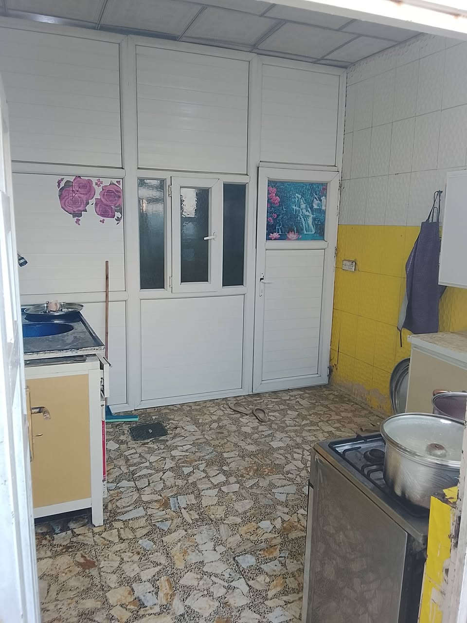 بيت للبيع بشارع المطار القديم مقابيل الجامع الذهبي قرب مدرست الجنائن 100متر مربعه اساس صب سقف صب بناءبلوك طفيلي كاشي درجه وله وسيراميك كله سقوف ثانيويه بي 3غرف وحده جوه وثنين فوك واستقبال وصاله ومطبخ وحمام جوه وحمام فوك وحمام خرجي البيت شغل درجه ولوه وكامل مرقم ومشمول بل تطويب قرار 25 ابيت قريب عل شارع يعني يبعد 200متر عن الشارع المطار القديم سعره 38وبيه مجال رقمي ***********
