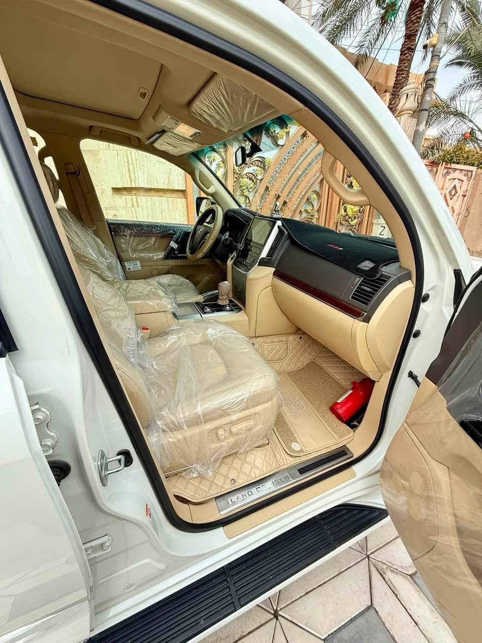 السلام عليكم
LAND CRUISER// 2017 / GXR
بريم أصل سيارة مكفولة كفاله عامه يمك السونار وشوف 
بوليش جديد والدواخل بعدهن ع وضع الشركه 
مواصفات ال GXR معروفه
سياره نضيفه وممشاها قليل بالنسبه الخواتها وبالخير ع الياخذها 
عنوان كوت مركز المدينة 
ما متواجد ع الخاص
للأستفسار ***********
