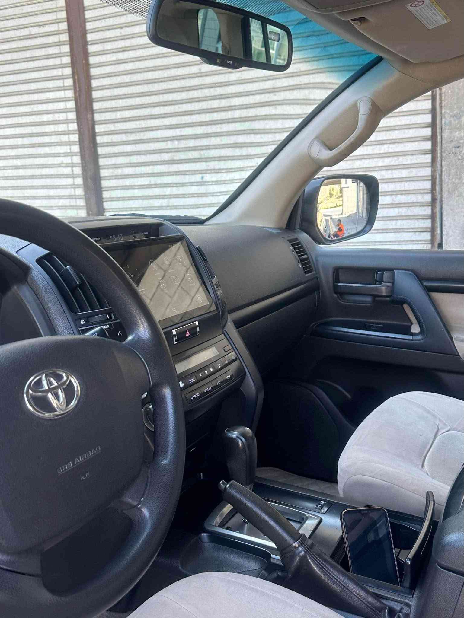 Land Cruiser 2008 GXR v8 
چوار پارچه بوياغ بى داخلى 
گير و مكينه به شه رت 
رقم و سنوى نوييه به ناوى خومه 
        Tell. *********** أربيل, العراق
