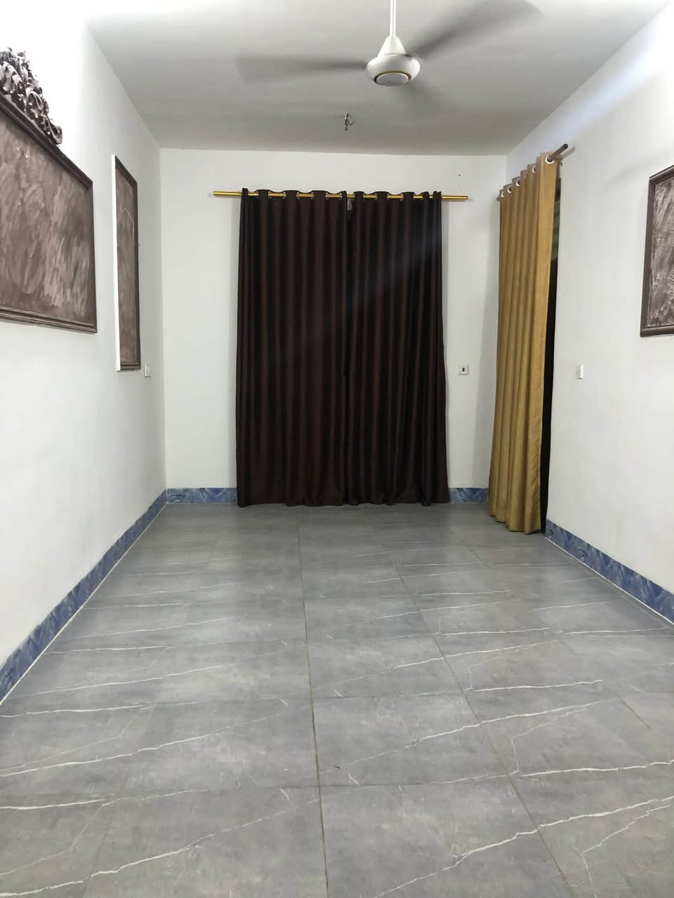 السلام عليكم بيت طابو المساحة 125 حي الامانة طابقين و 4 غرف نوم وحمامين 
الطابق الاول استقبال وصحيات وصاله وغرفه نوم ومطبخ 
الطابق الثاني 3 غرف نوم وصحيات وصاله 
البيت كامل اي نقص مابي رقم القطعه 963 
للتواصل ‭ ***********‬
