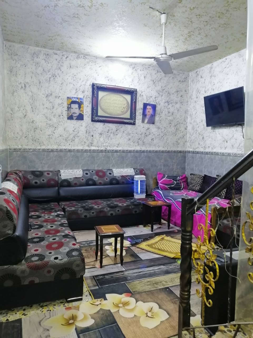 السلام عليكم بيت للبيع زراعي الزعفرانية الزوراء مقابل مول الجوهرة فرع محلات القمة المساحة ١٥٠م طابق ونص قريب على الشارع العام الشارع تبليط للاتصال ***********
