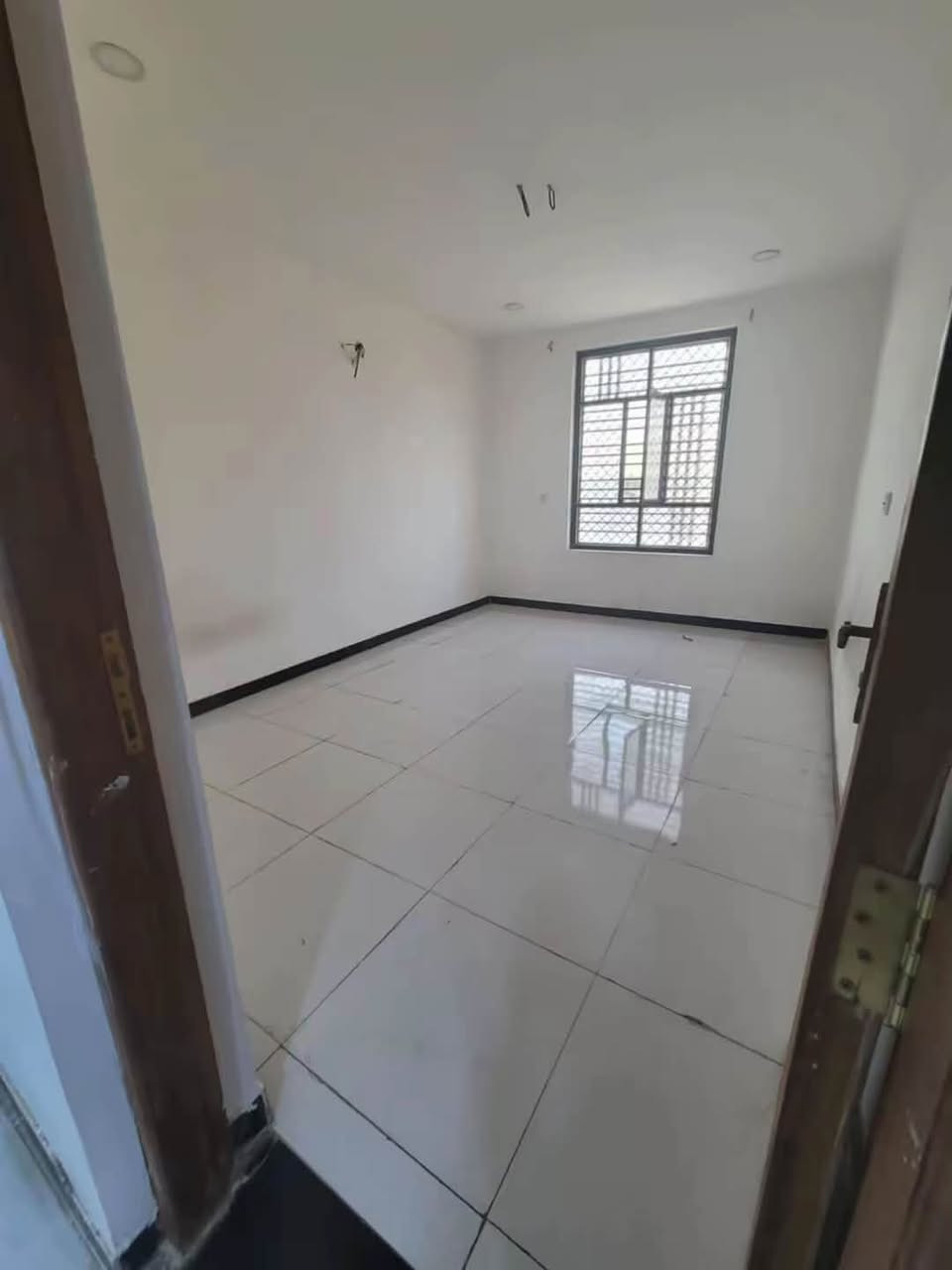دار الايجار يحتوي ع 3نوم صاله و مطبخ حمامات البيت مابي غرفه جوه فقط فوك جوه صاله مطبخ 
لاتصال ***********
