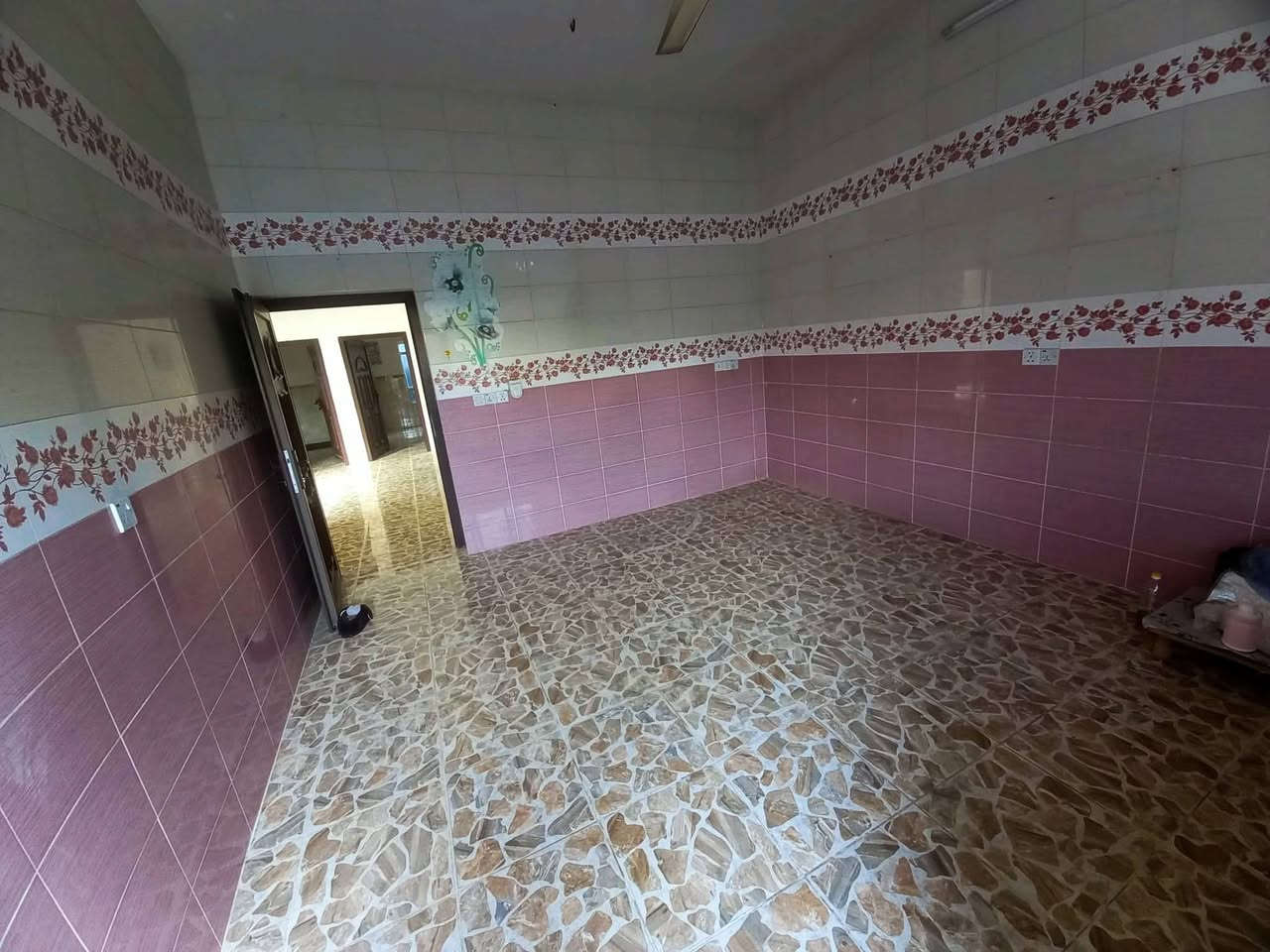 بيت مساحته 180 متر
بناء طابقين فول
الطابق الأول يحتوي على 2 غرفة نوم وصالة كبيرة واستقبال ومطبخ وصحيات
والطابق الثاني يحتوي على 4 غرف نوم إضافة إلى صالة وصحيات
بناء حديث
الموقع حي الصديق خلف أسواق الشهداء 
للتواصل والاستفسار تواصلوا مع الرقم
***********
